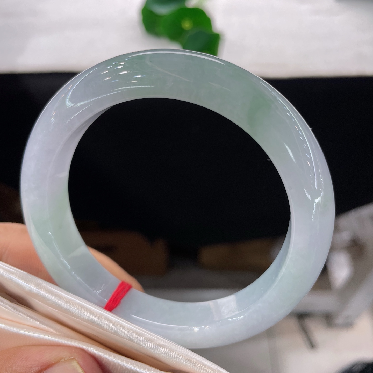 圈口60.1/12.8/9.6，冰飘花正圈，59/60可戴，凝霜玉为骨，揉浅翠成烟，几缕青痕轻落素镯，无裂。