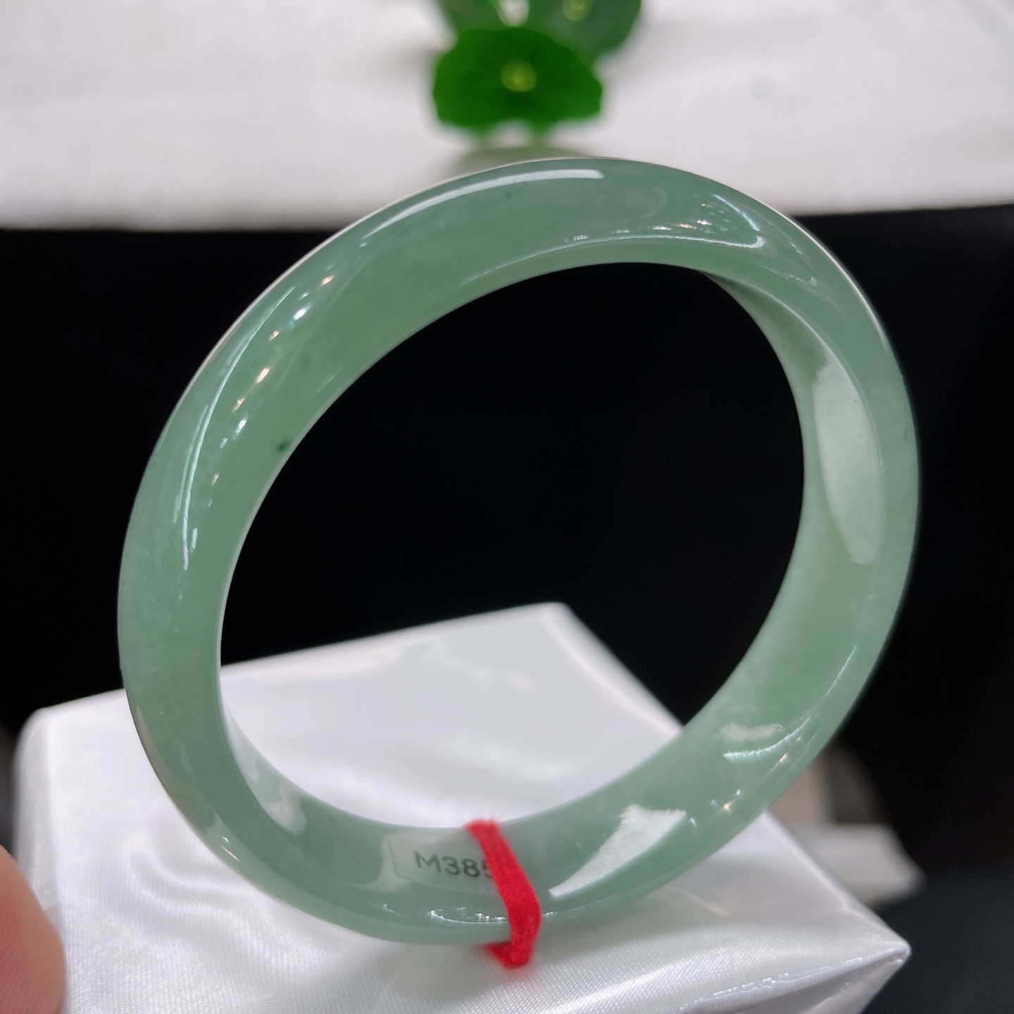 圈口56.5/12.8/6.6，晴底正圈，56/57可戴，仿若碧水凝脂，色如深翠含烟。质地细腻莹润。无裂