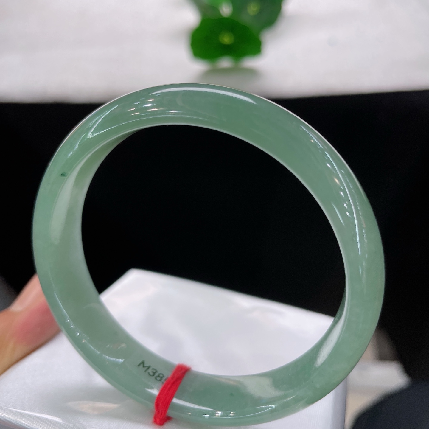 圈口56.5/12.8/6.6，晴底正圈，56/57可戴，仿若碧水凝脂，色如深翠含烟。质地细腻莹润。无裂