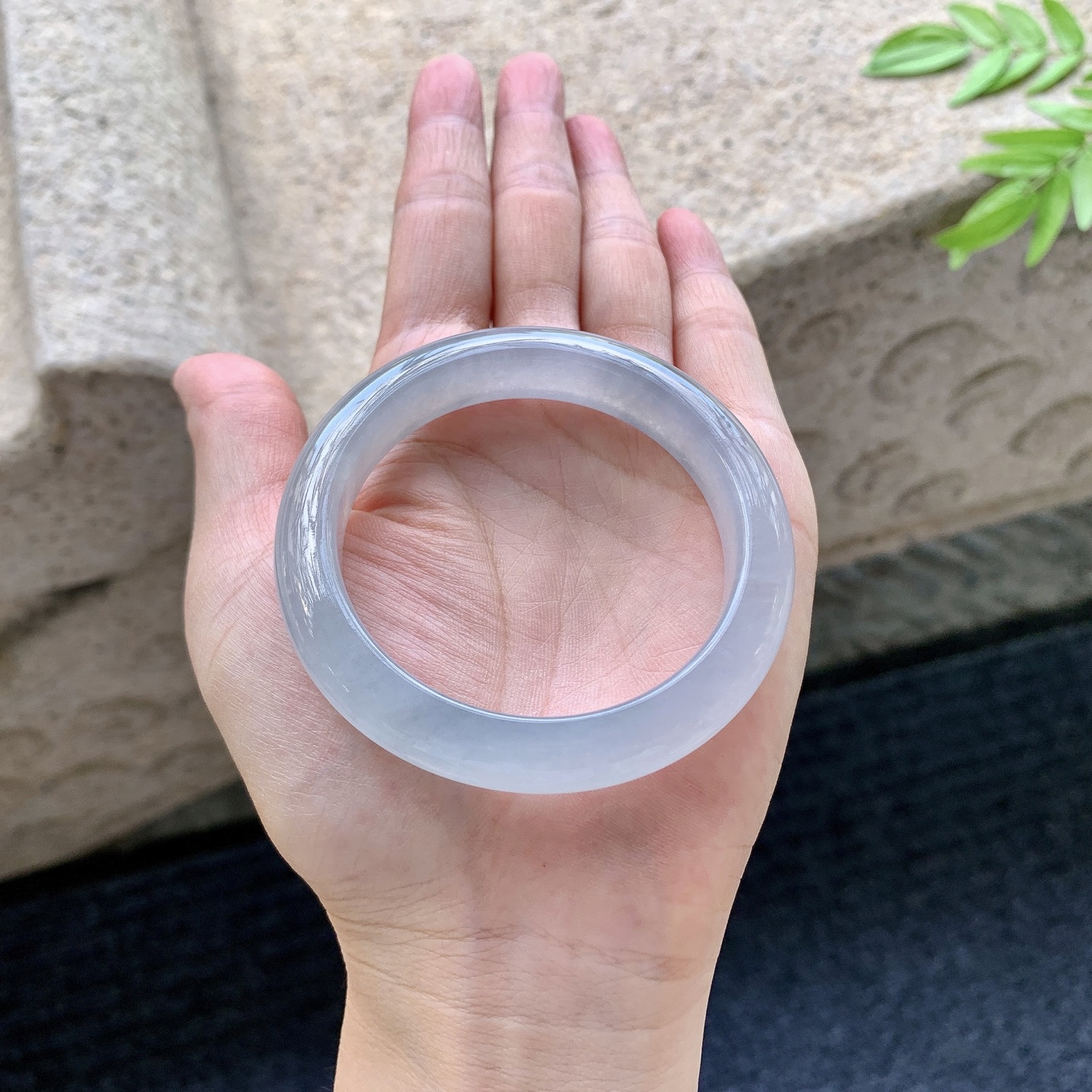 正圈 圈口52/10.5/8 编码DZ072583 描述冰糯飘乌鸡，水润，种老，细腻，有絮线