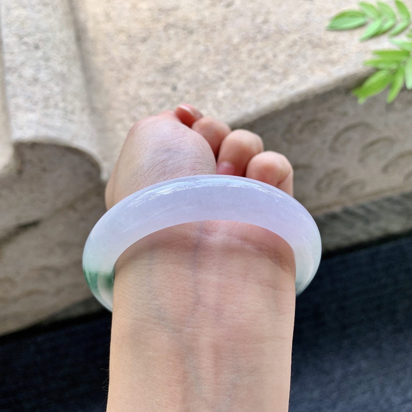 正圈53 54【圈口】54.5/12.5/8.8【编码】FL072578【描述】粉紫飘绿，水润，种老，细腻，打灯有絮线