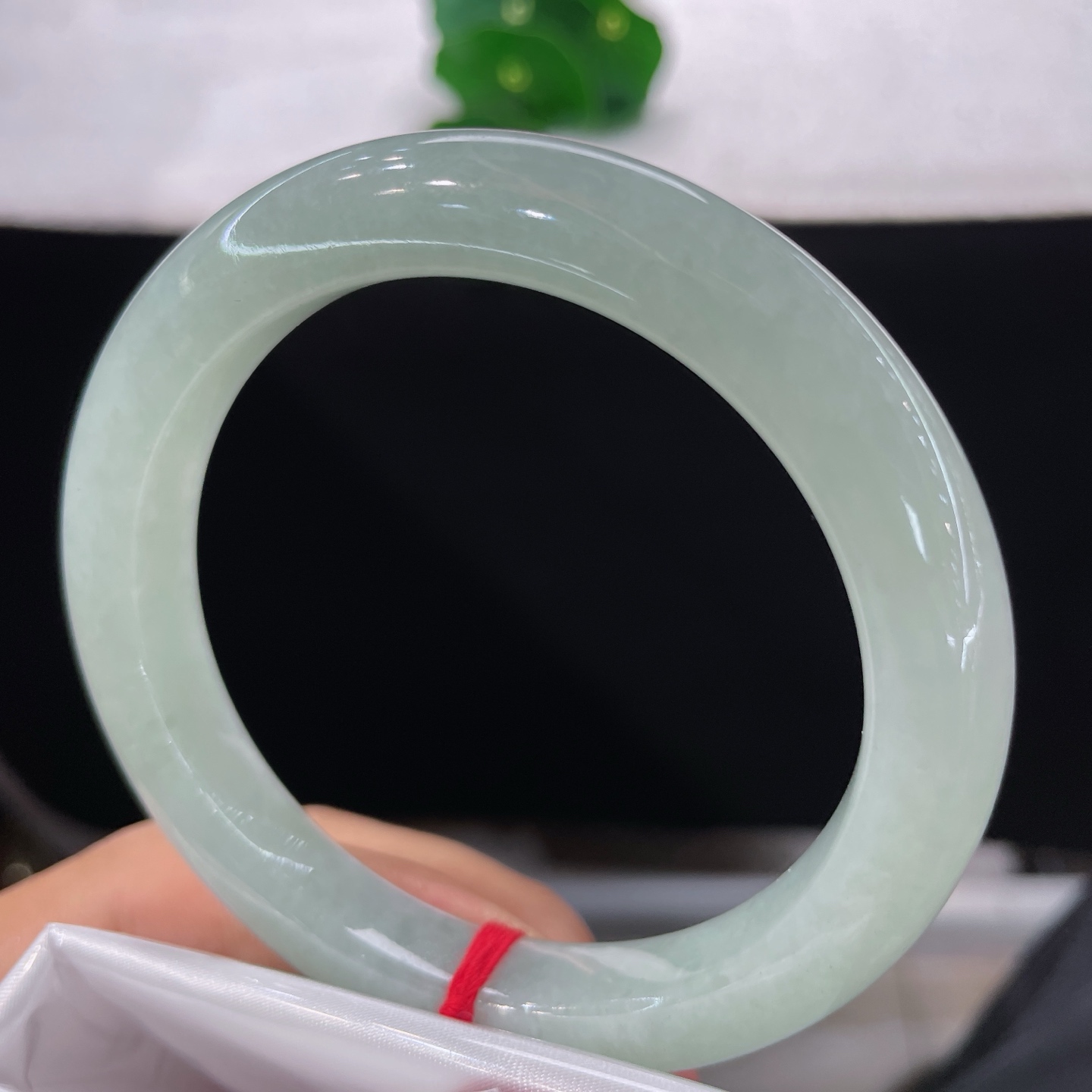 圈口58.5/10.2/9.5，晴底正圈，58/59可戴，一整圈温润晴水浅翠，水光柔和静谧，无裂