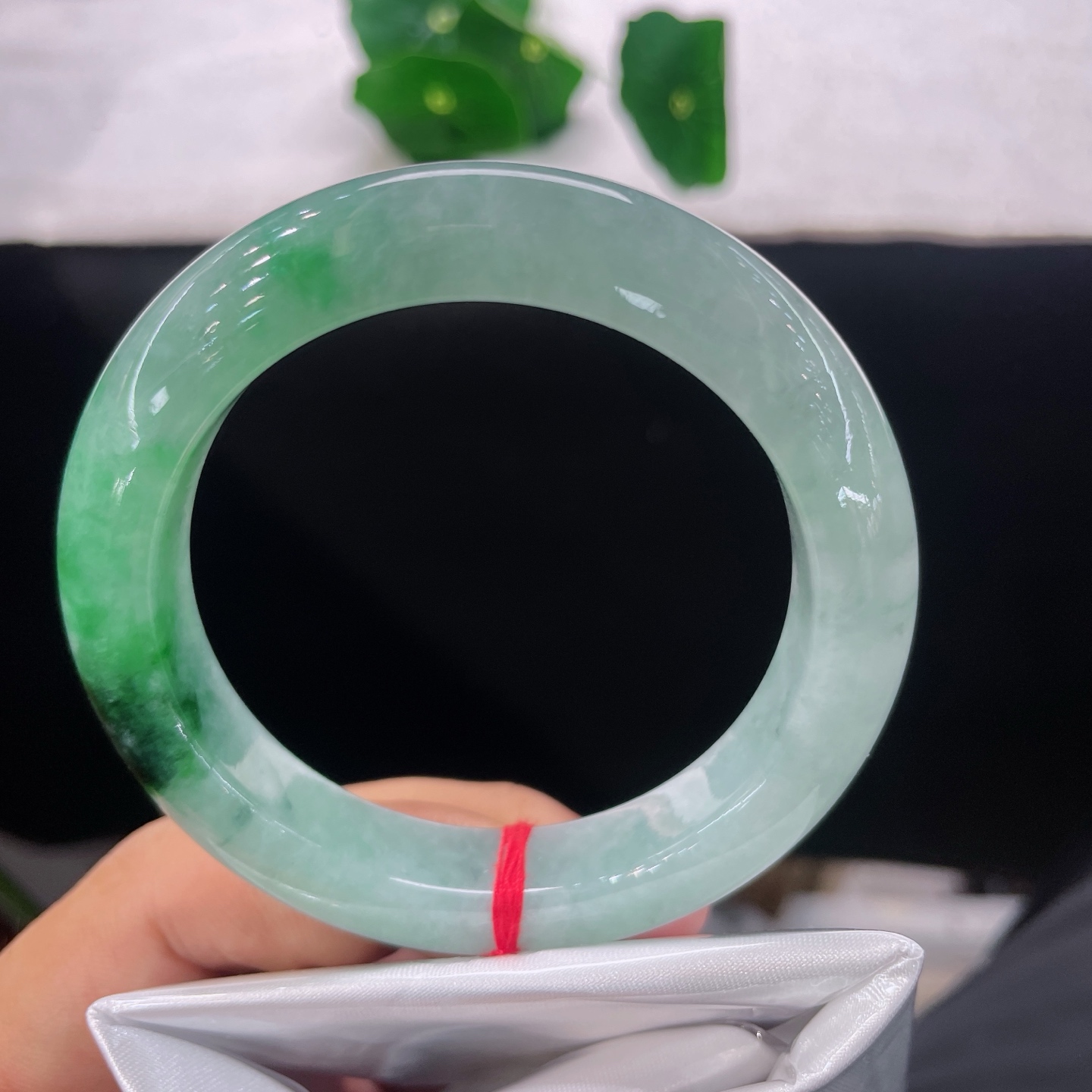 圈口54.5/12.3/9.4，飘阳绿正圈，54/55可戴，浅玉生烟翠，浓碧落玉环。无裂。