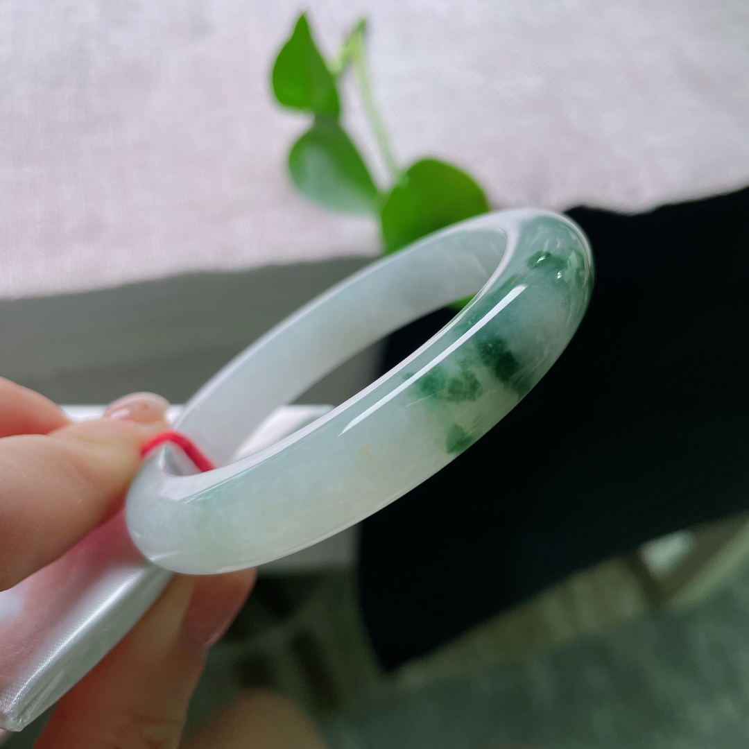 飘花正圈，花影摇曳，镯色生香，水头好，种老厚装，晶体