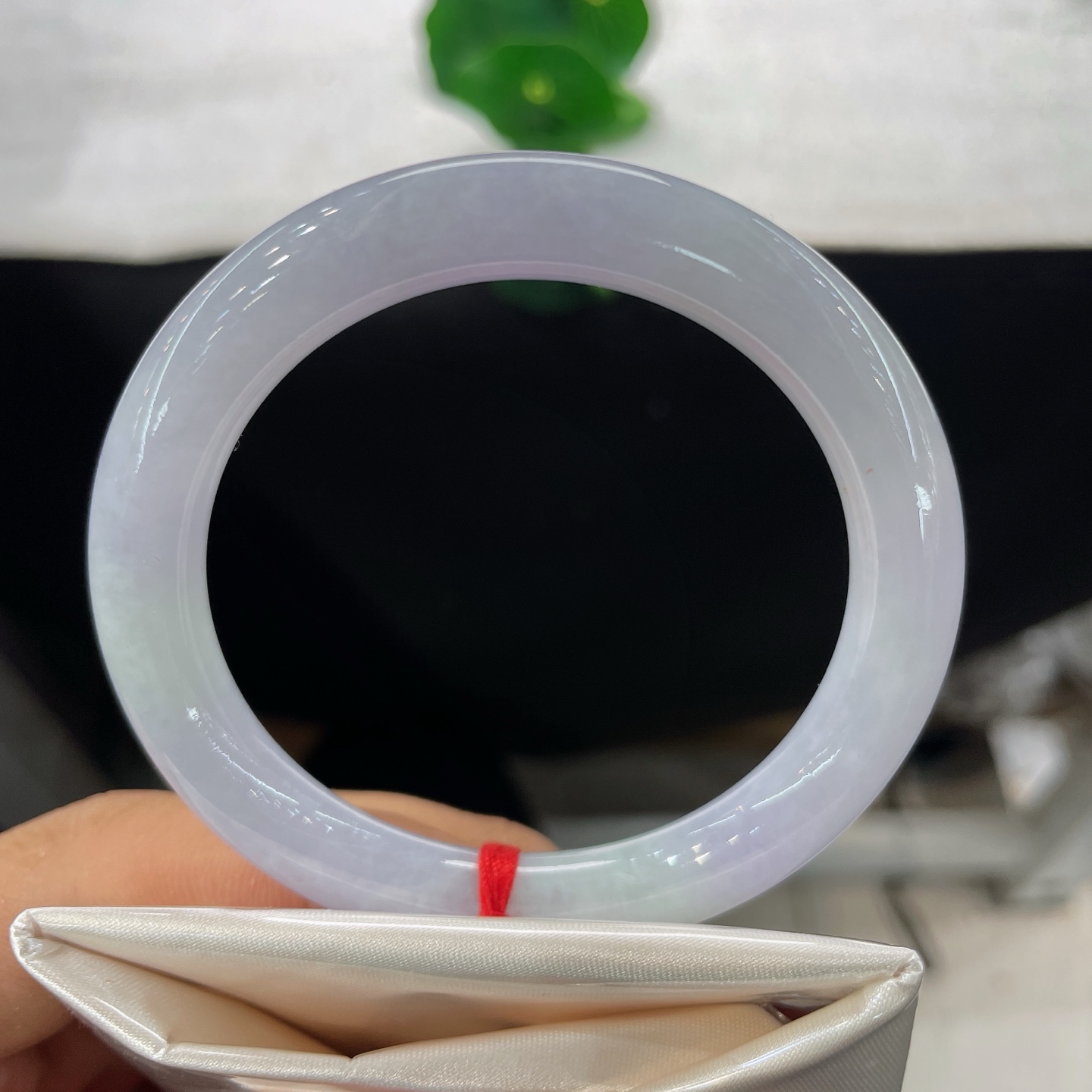 圈口54.3/8.8，美人条，54/55可戴，揉碎暮色紫云，凝玉铸作圆镯，莹润冰肌裹一层朦胧浅紫，棉
