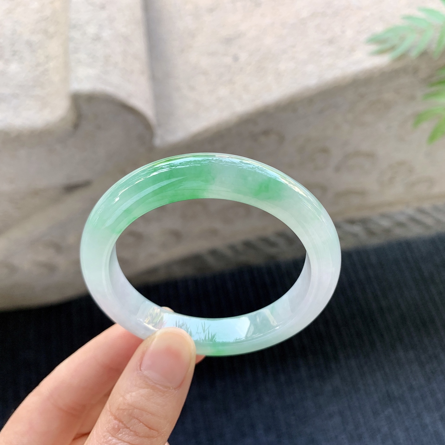 正圈48 49【圈口】49.8/10.5/7.7【编码】B2072710【描述】糯冰飘辣绿，水润，种老，细腻，无裂