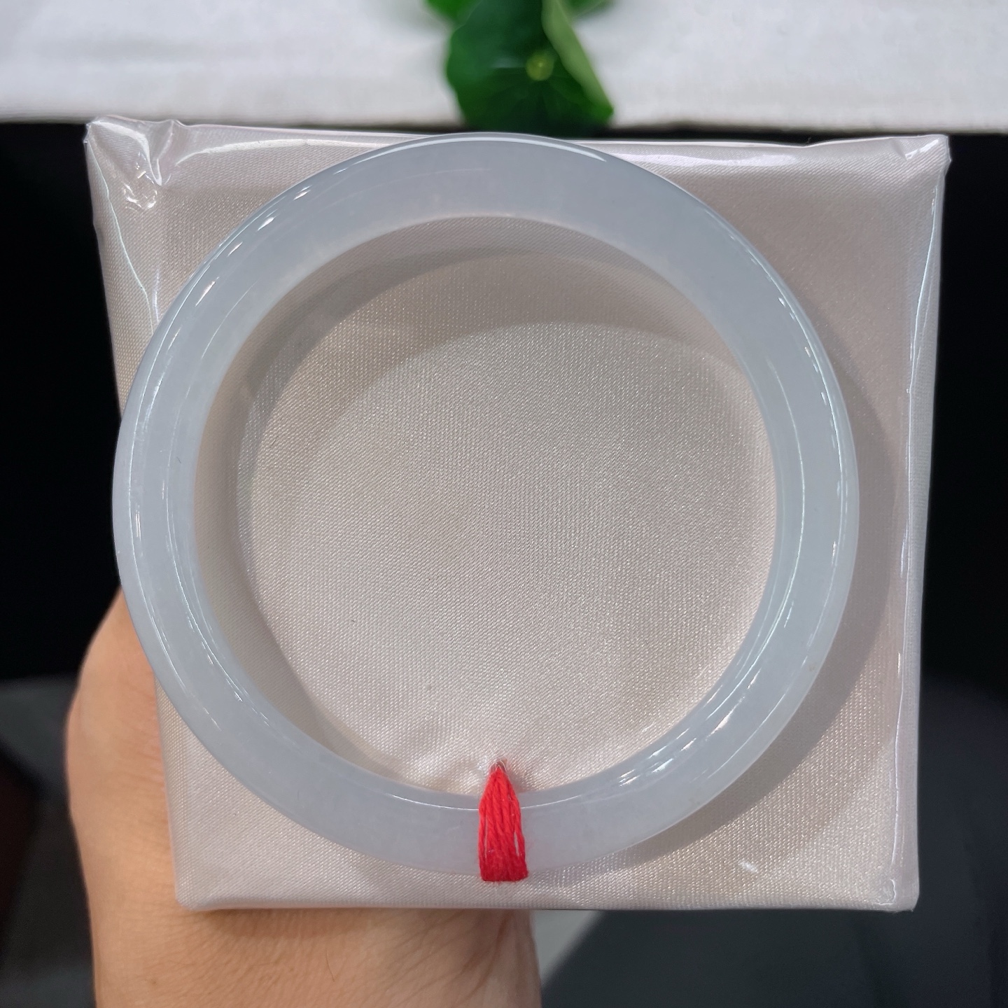圈口57/7.3，白冰美人镯，57/58可戴，1. 莹玉凝霜色，素镯揽清光，无裂