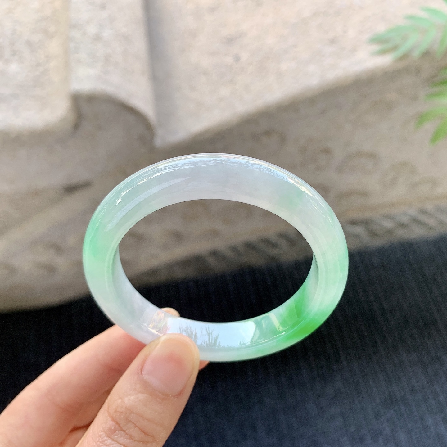 正圈48 49【圈口】49.8/10.5/7.7【编码】B2072710【描述】糯冰飘辣绿，水润，种老，细腻，无裂