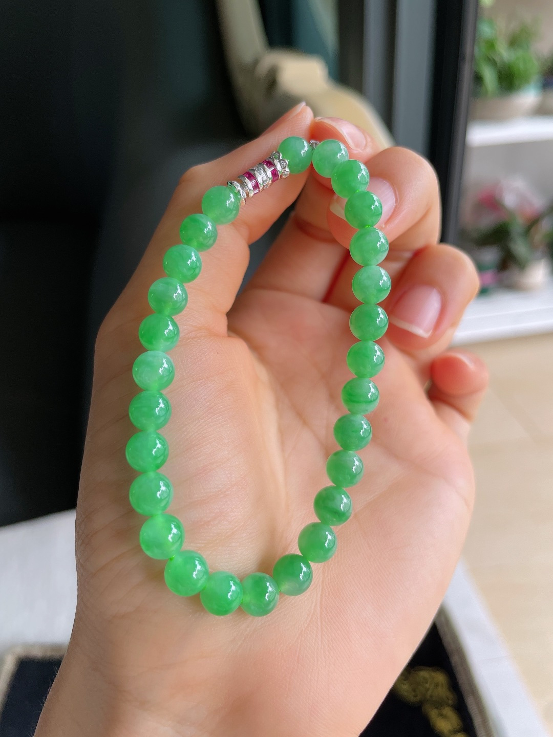 天然翡翠A货，冰满绿手串，尺寸：6.6mm。【编4439】
