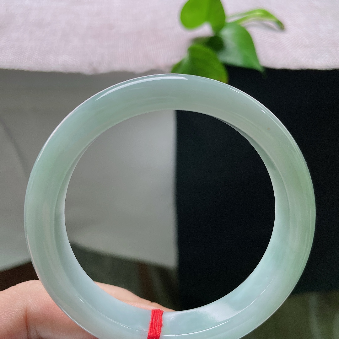57.8/12.4/8.5，绿底正圈，无裂，干净浅绿玉圈，简约轻奢不挑穿衣风格。ss55676a。