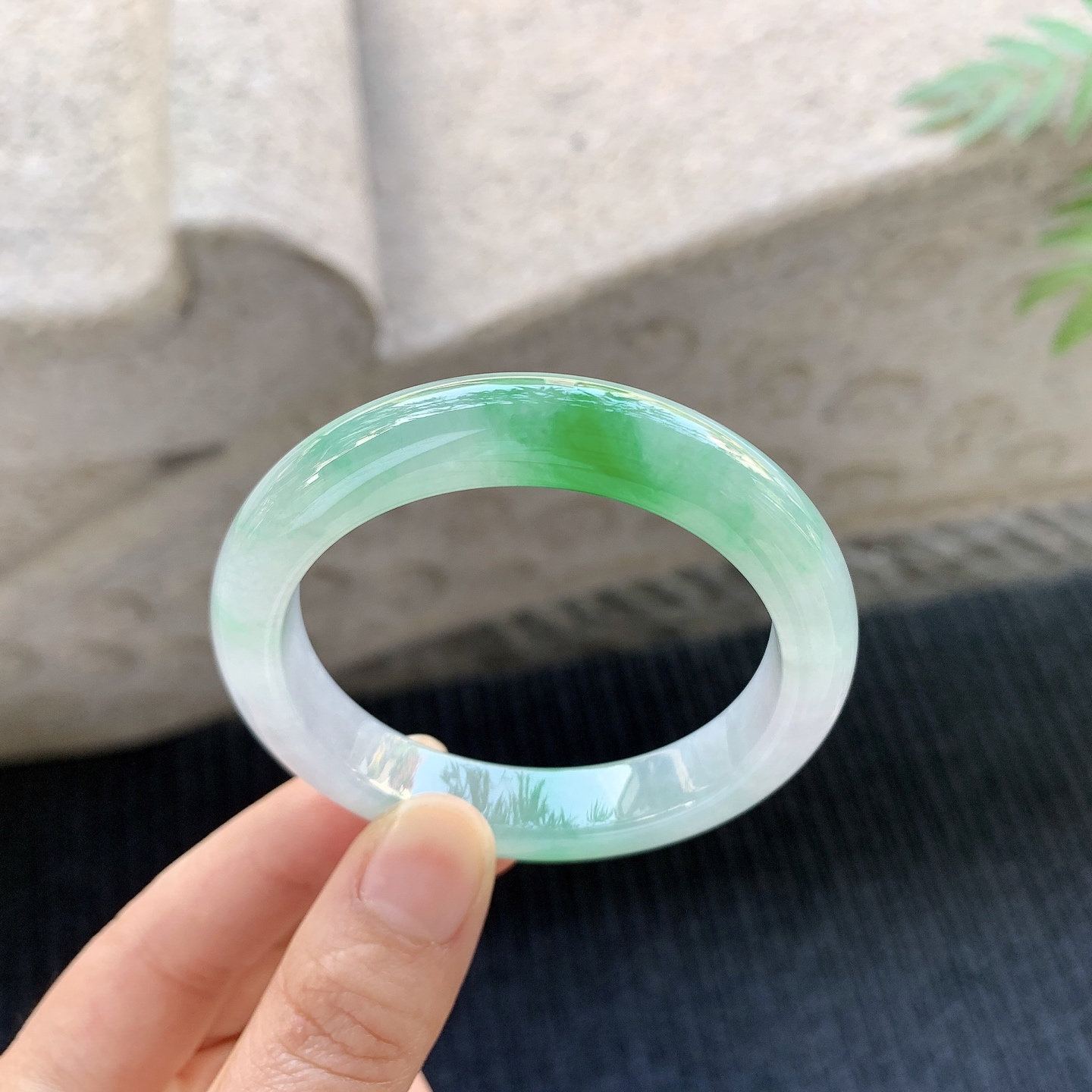 正圈48 49【圈口】49.8/10.5/7.7【编码】B2072710【描述】糯冰飘辣绿，水润，种老，细腻，无裂