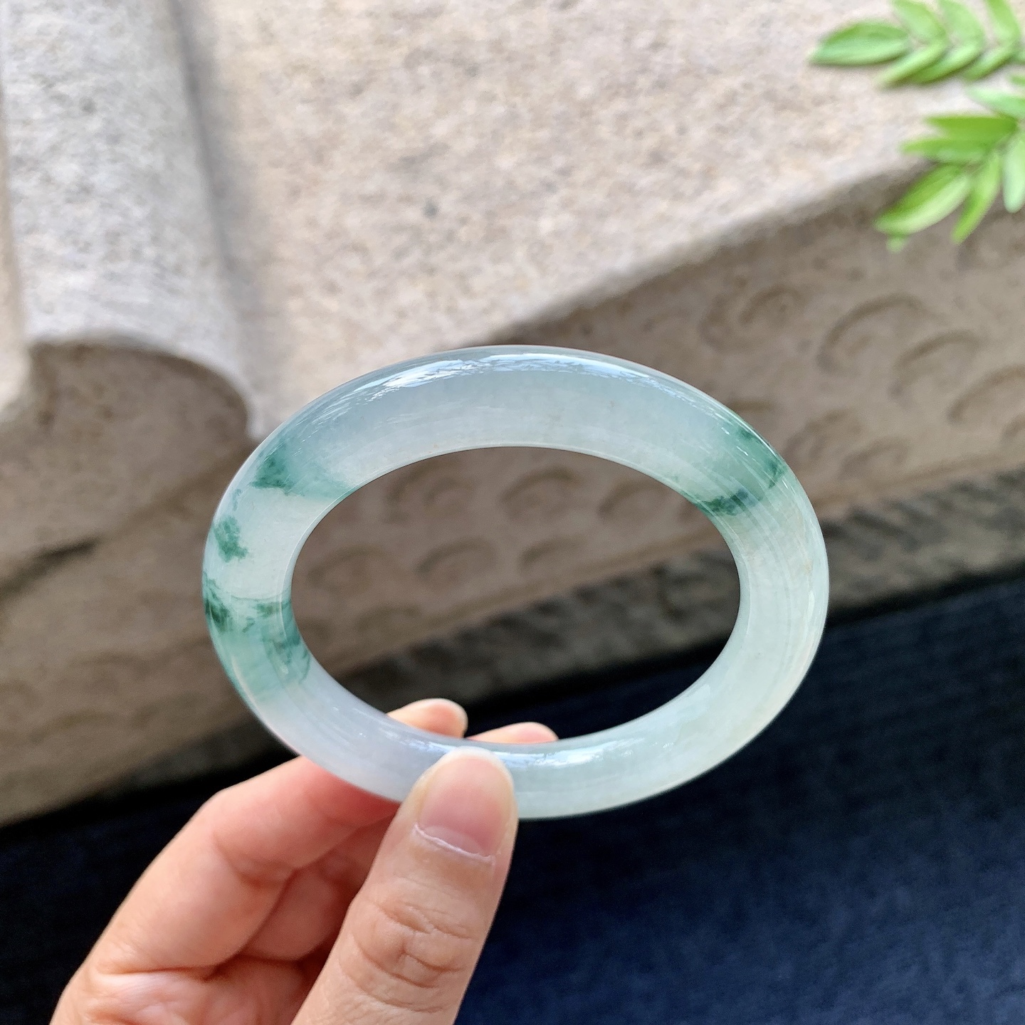 圆条53 54【圈口】54.7/10/10【编码】A1072524【描述】冰糯飘花，水润，种老，细腻，有纹线