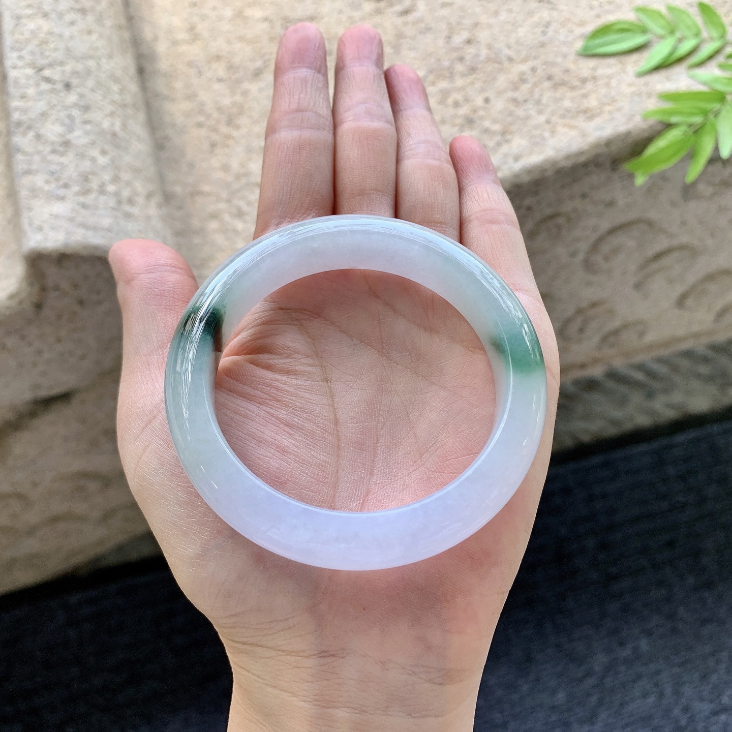 正圈53 54【圈口】54.5/12.5/8.8【编码】FL072578【描述】粉紫飘绿，水润，种老，细腻，打灯有絮线