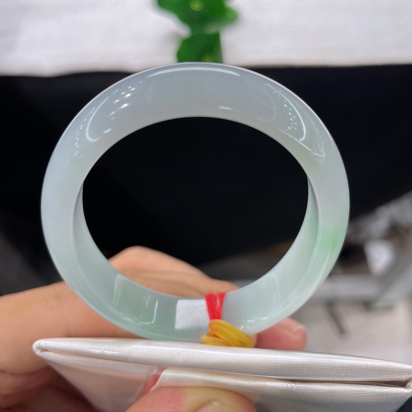 圈口53.6/12/6.6，淡绿底贵妃，52/53可戴，一抹柔翠静静晕在镯身，水光细腻温润，色彩清淡柔和，无裂