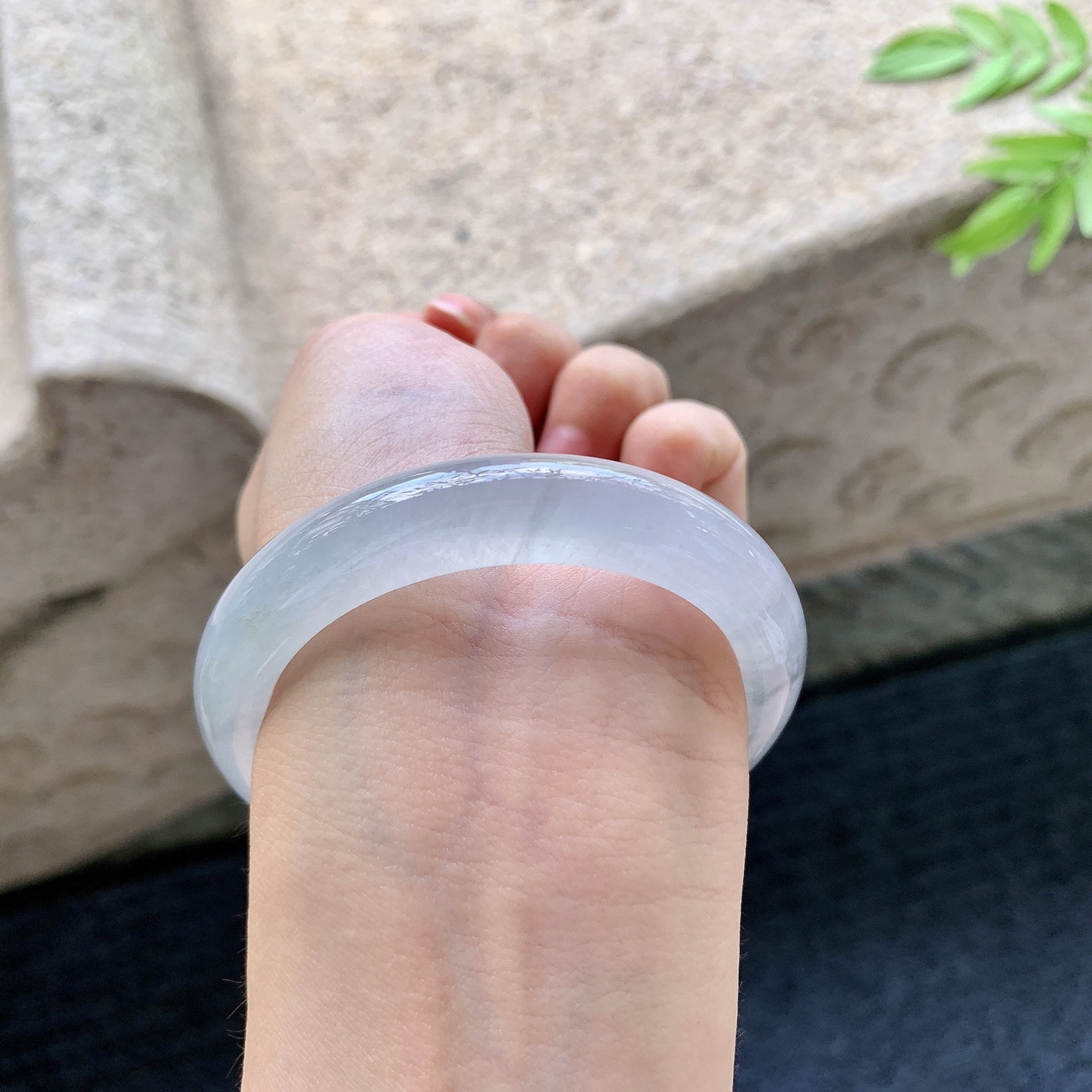 正圈 圈口52/10.5/8 编码DZ072583 描述冰糯飘乌鸡，水润，种老，细腻，有絮线