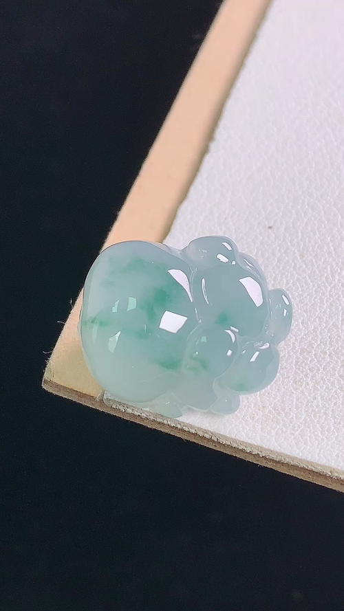 冰飘花小猪，无裂，尺寸:17.6-13.9-10.5mm 25