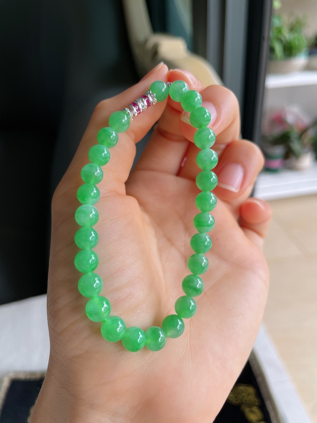 天然翡翠A货，冰满绿手串，尺寸：6.6mm。【编4439】