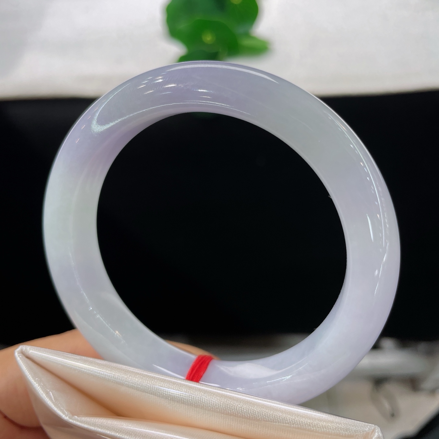 圈口56.1/12/8.8，正圈，55/56可戴，不缀青碧繁花，独揽半腕紫云清韵，无裂