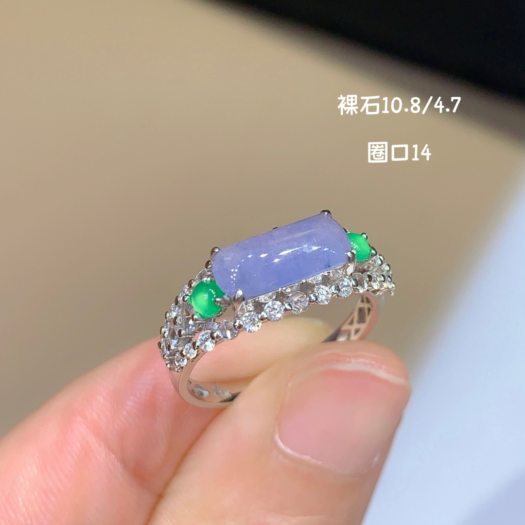 款式超漂亮，很少有素面的裸石，这款是马鞍形状，冰素面戒指 很温柔的色泽，甜甜的，10.8-4.7