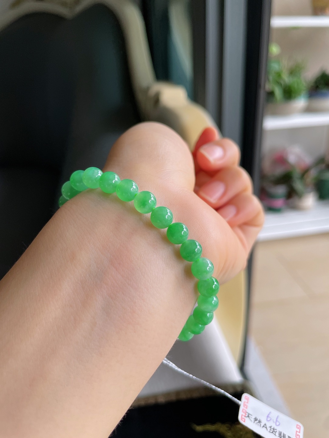 天然翡翠A货，冰满绿手串，尺寸：6.6mm。【编4439】