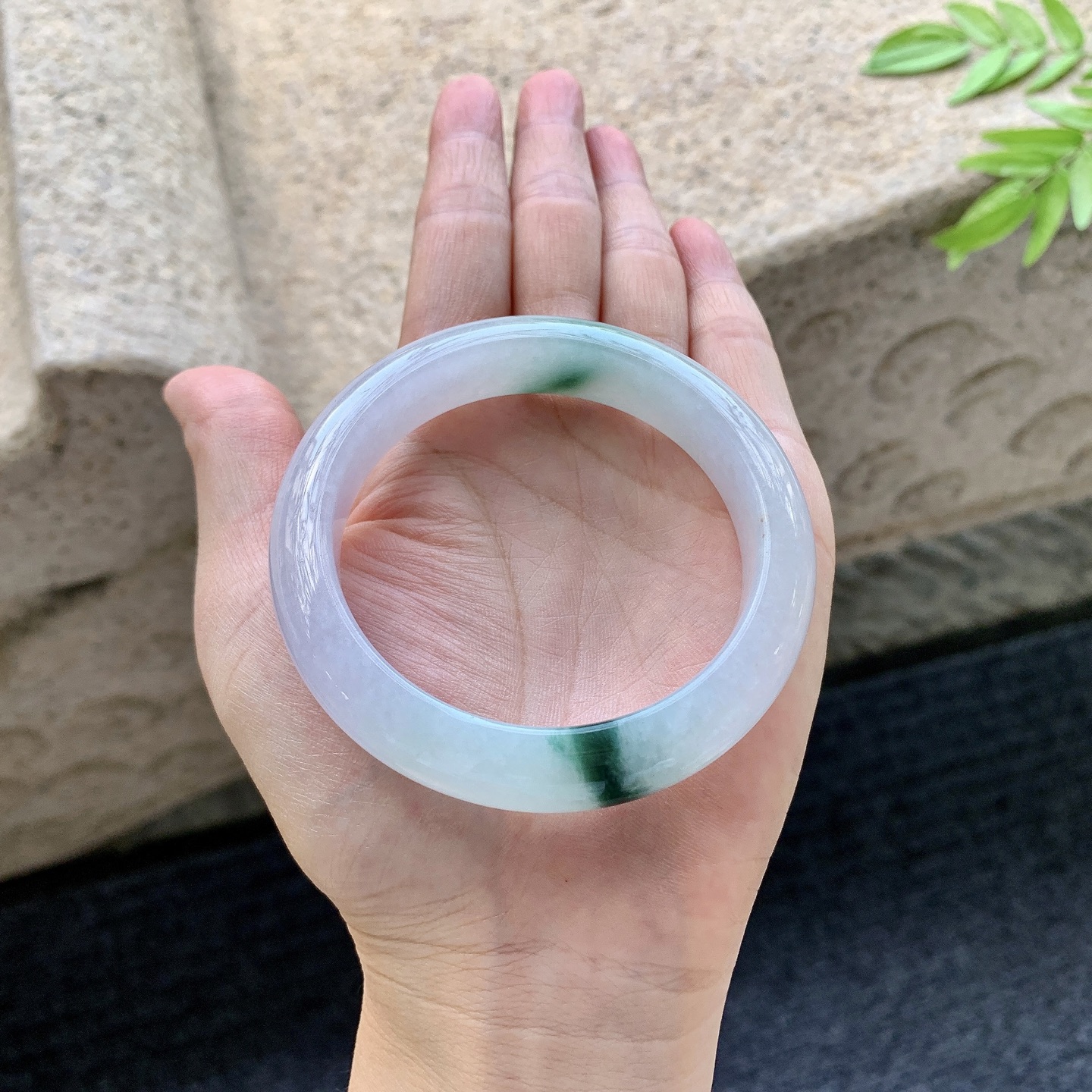 正圈53 54【圈口】54.5/12.5/8.8【编码】FL072578【描述】粉紫飘绿，水润，种老，细腻，打灯有絮线