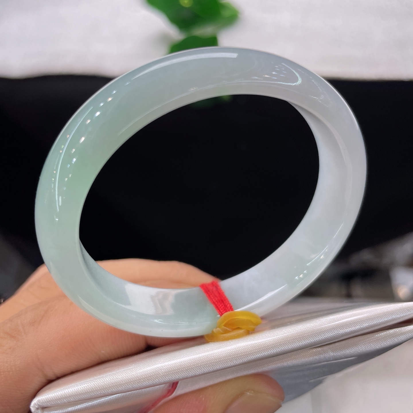 圈口53.6/12/6.6，淡绿底贵妃，52/53可戴，一抹柔翠静静晕在镯身，水光细腻温润，色彩清淡柔和，无裂