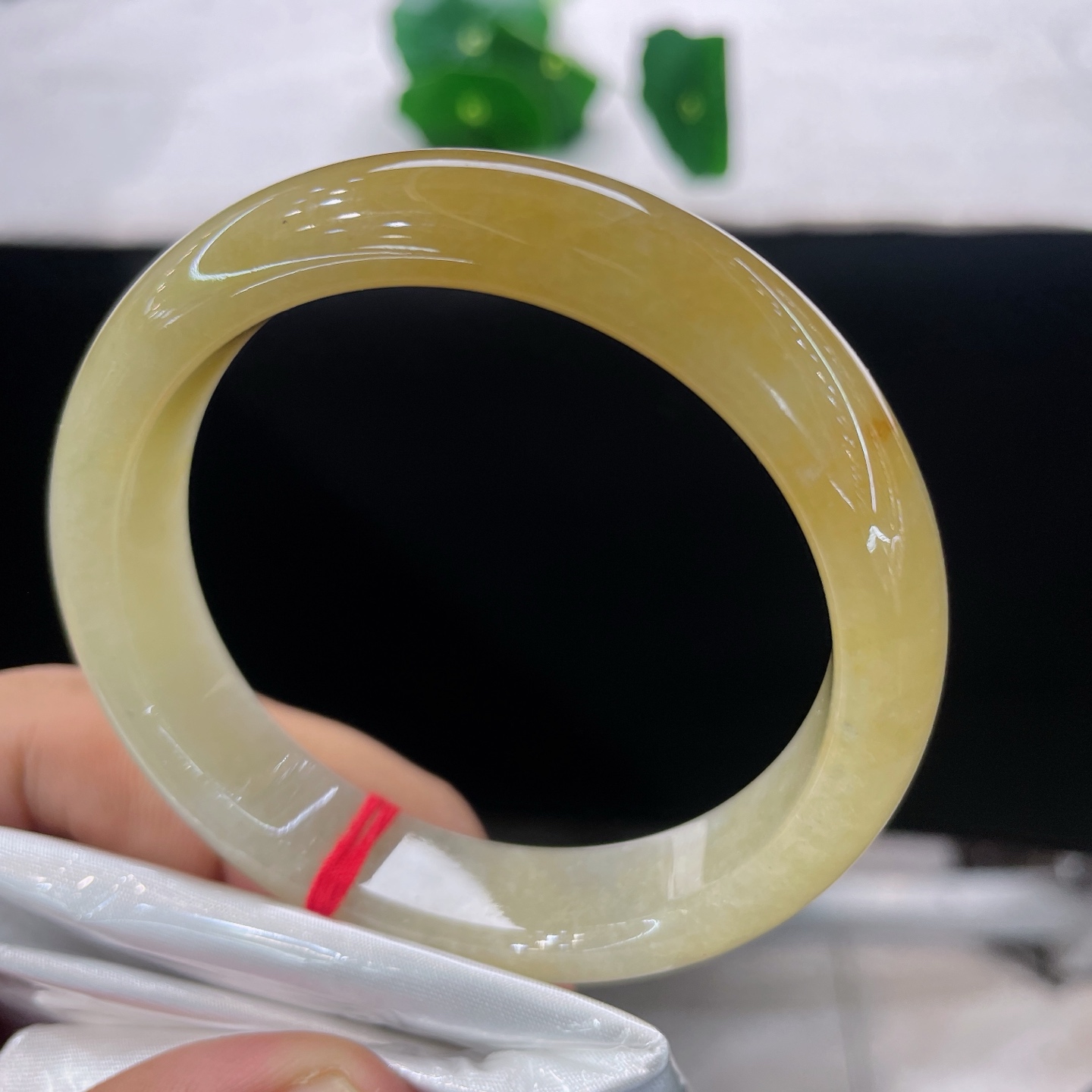 圈口55.7/13/7.6，天然黄翡正圈，55/56可戴，蜜黄清润流转，柔光缱绻绵长，微微棉