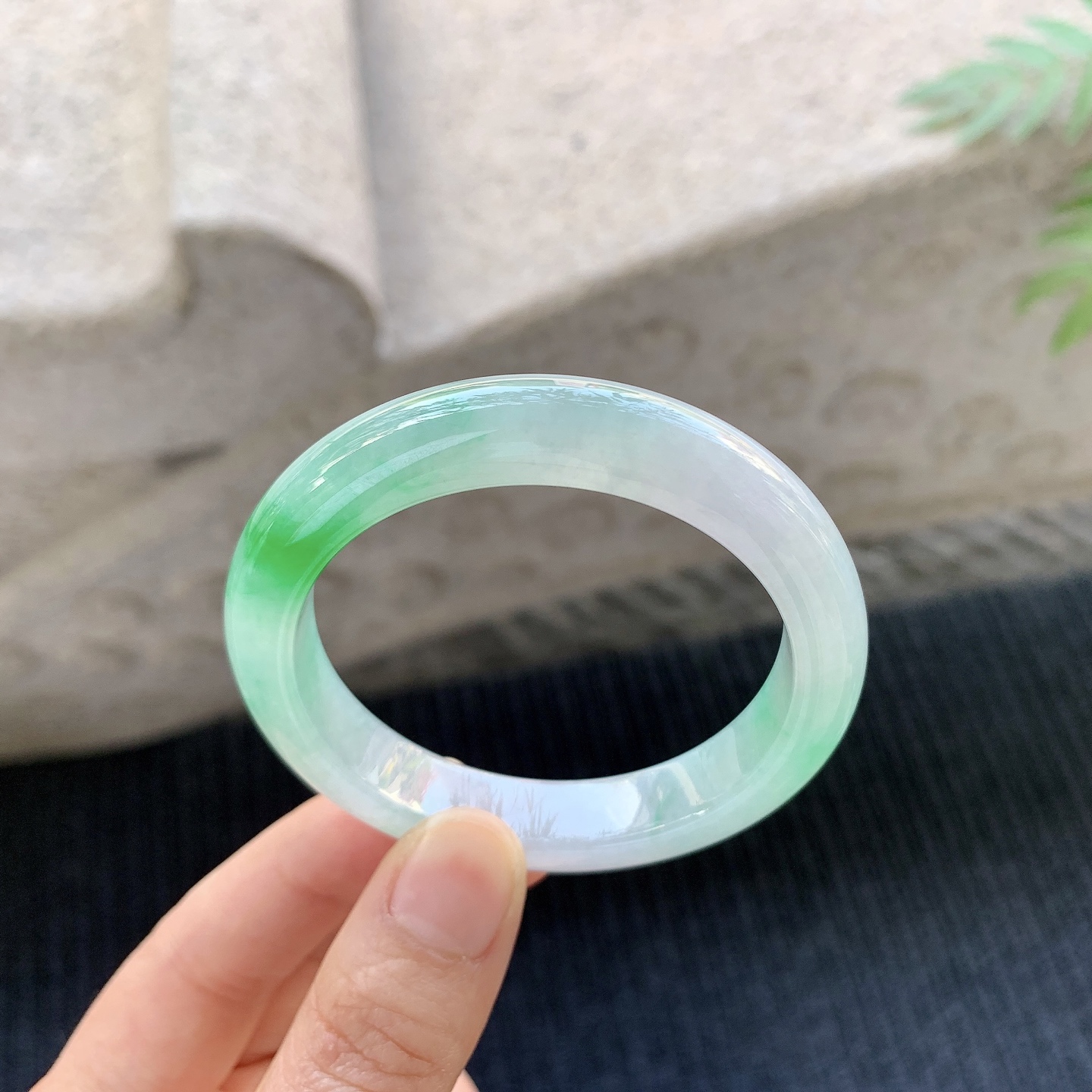 正圈48 49【圈口】49.8/10.5/7.7【编码】B2072710【描述】糯冰飘辣绿，水润，种老，细腻，无裂