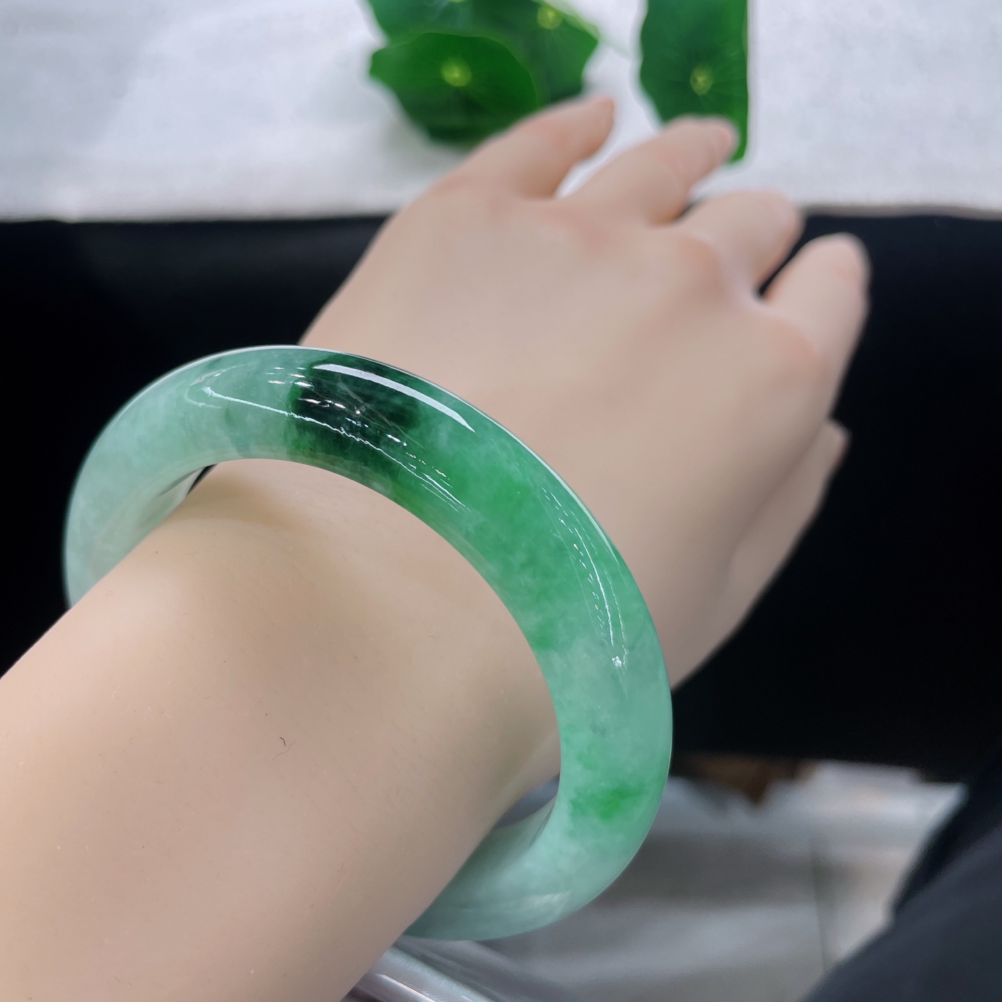 圈口54.5/12.3/9.4，飘阳绿正圈，54/55可戴，浅玉生烟翠，浓碧落玉环。无裂。