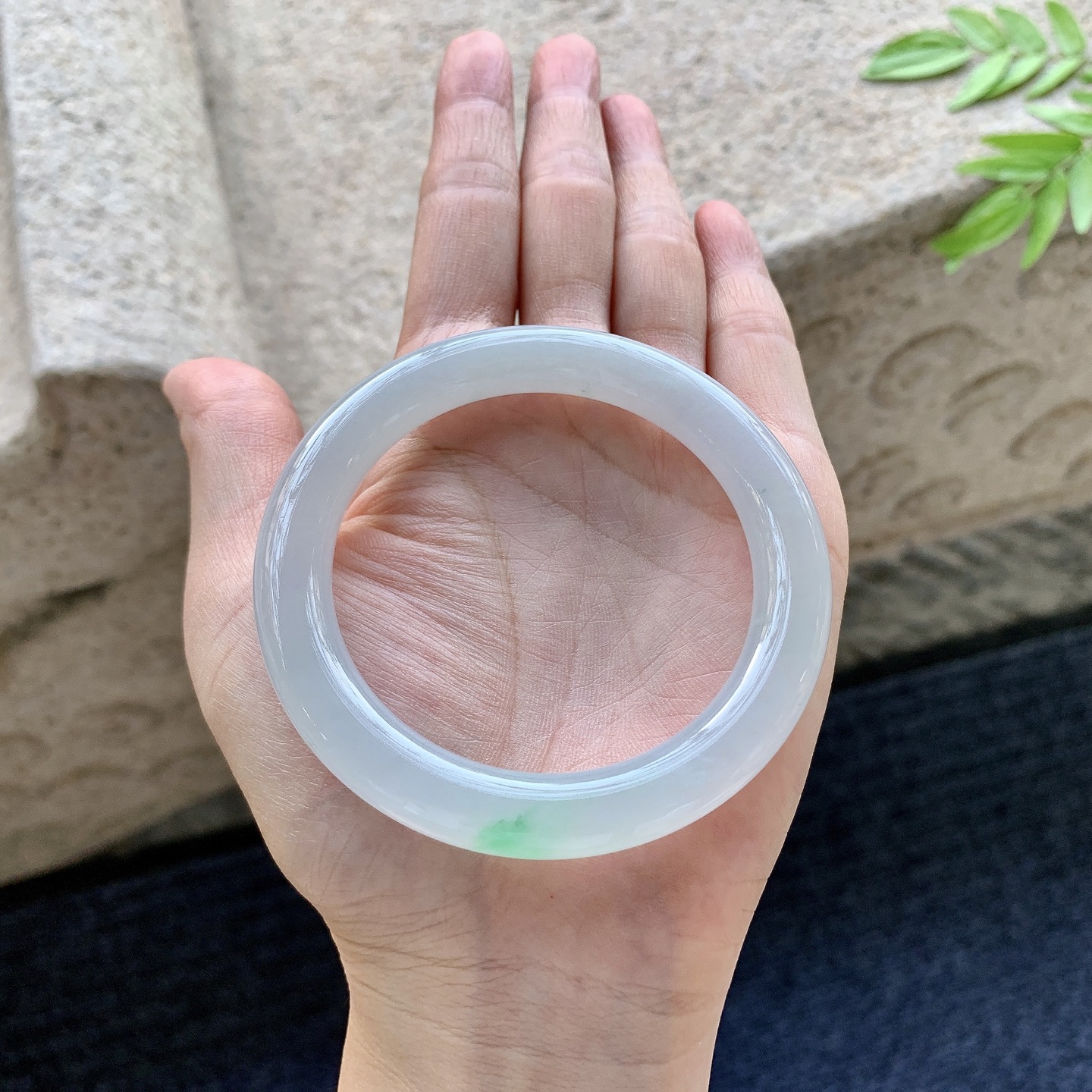 圆条53 54【圈口】54.5/9/9.2【编码】DZ072562【描述】糯冰飘绿，水润，种老，细腻，打灯有棉纹
