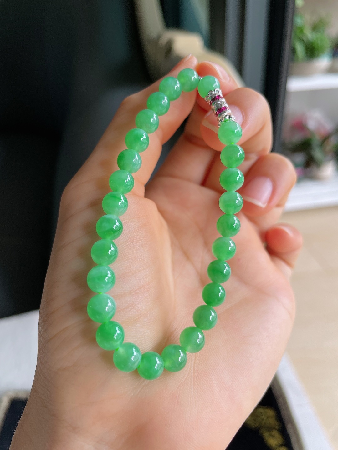 天然翡翠A货，冰满绿手串，尺寸：6.6mm。【编4439】