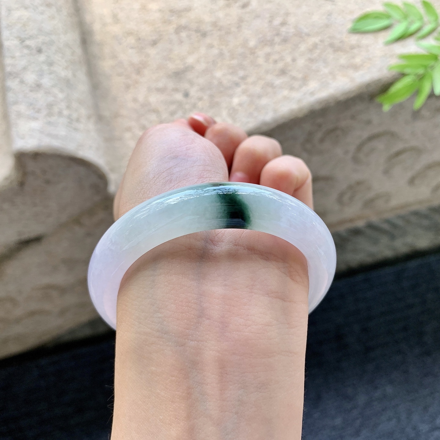 正圈53 54【圈口】54.5/12.5/8.8【编码】FL072578【描述】粉紫飘绿，水润，种老，细腻，打灯有絮线