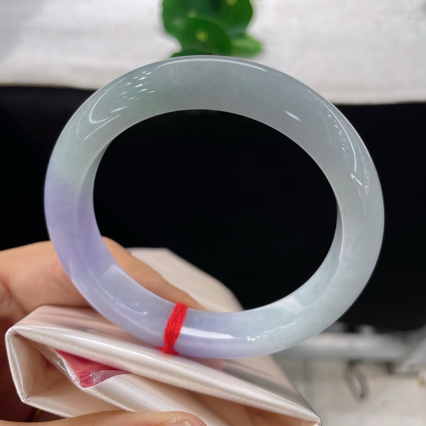 圈口58.4/11.9/9.4，春彩正圈，57/58可戴，浅碧为底，暮紫衔边，冰肌玉环揉入春日青岚与暮色紫云。无裂