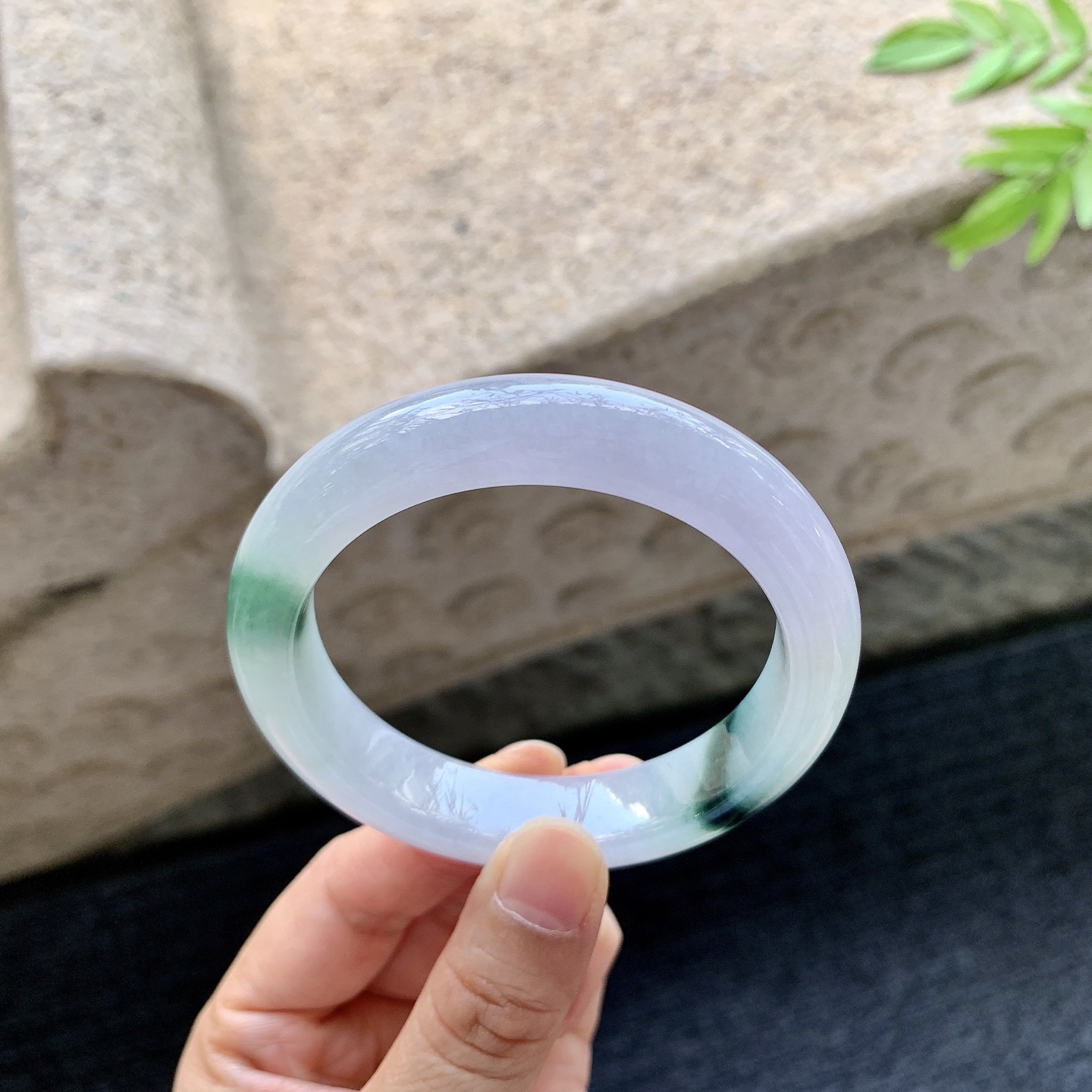 正圈53 54【圈口】54.5/12.5/8.8【编码】FL072578【描述】粉紫飘绿，水润，种老，细腻，打灯有絮线
