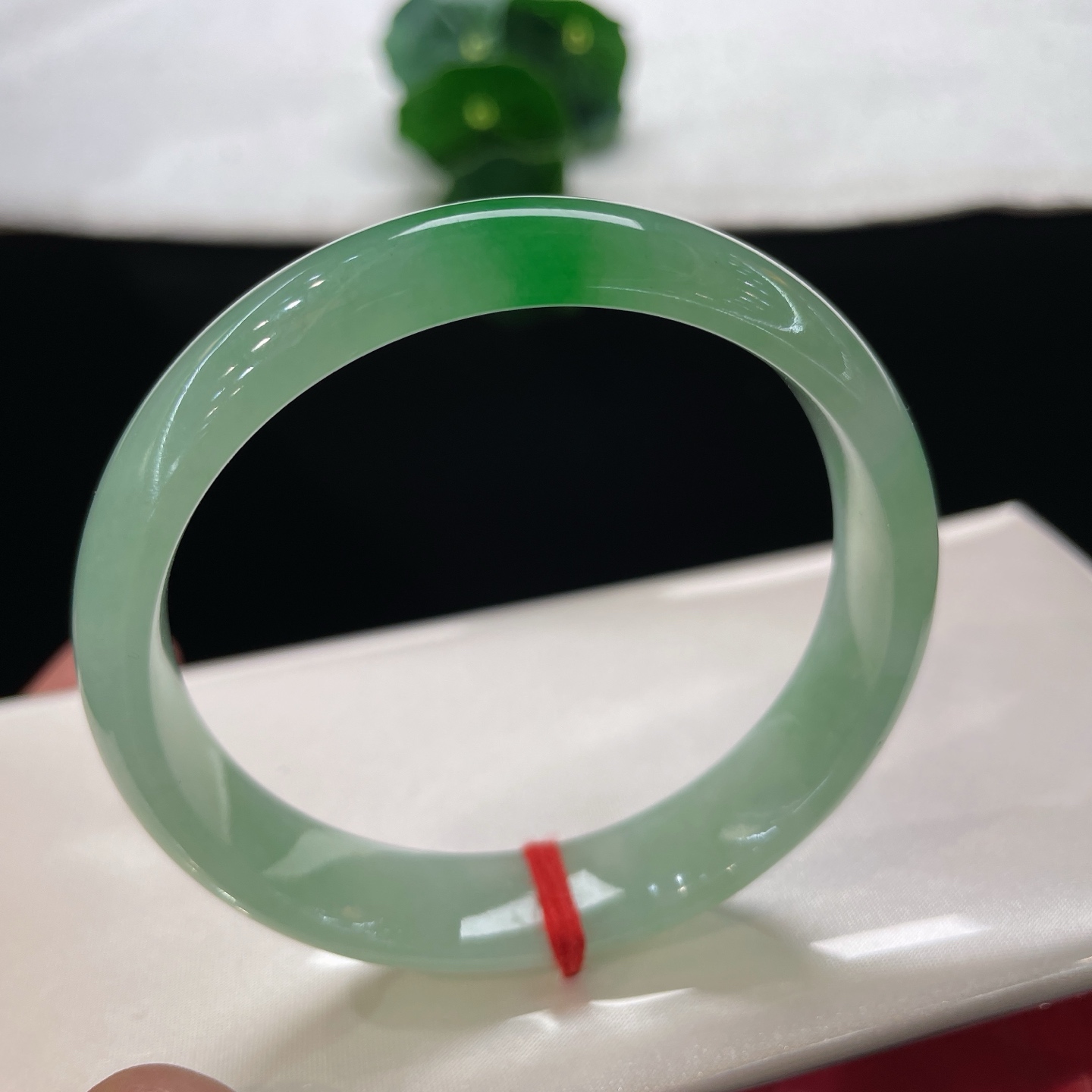 圈口59.8/14/6.9，晴底飘阳绿正圈，59/60可戴，不必遍身繁花，一抹俏绿足矣，揽春风入袖，守岁岁安然，无裂