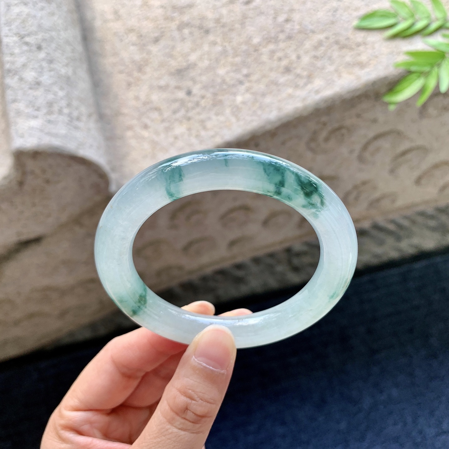 圆条53 54【圈口】54.7/10/10【编码】A1072524【描述】冰糯飘花，水润，种老，细腻，有纹线