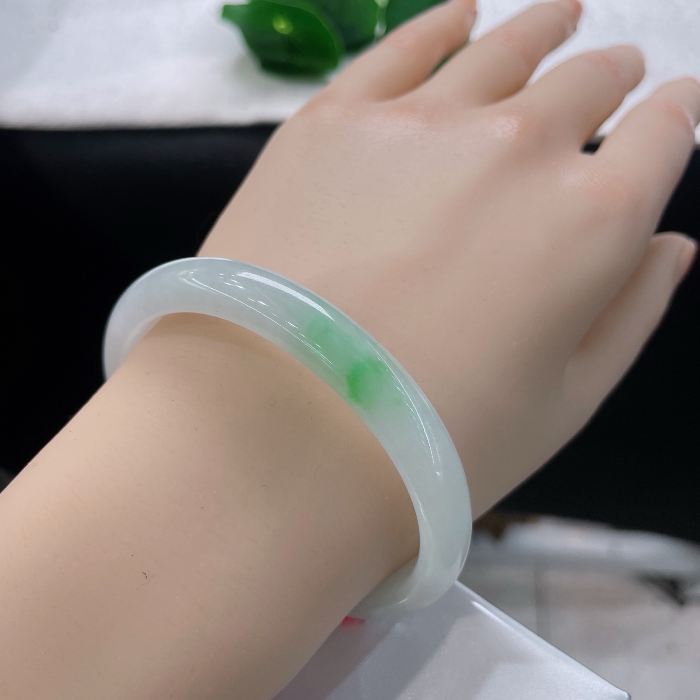 圈口56.5/9.5/6.2，白底青贵妃，54/55可戴，一点青痕随性晕开，不繁不乱，清灵雅致。无裂