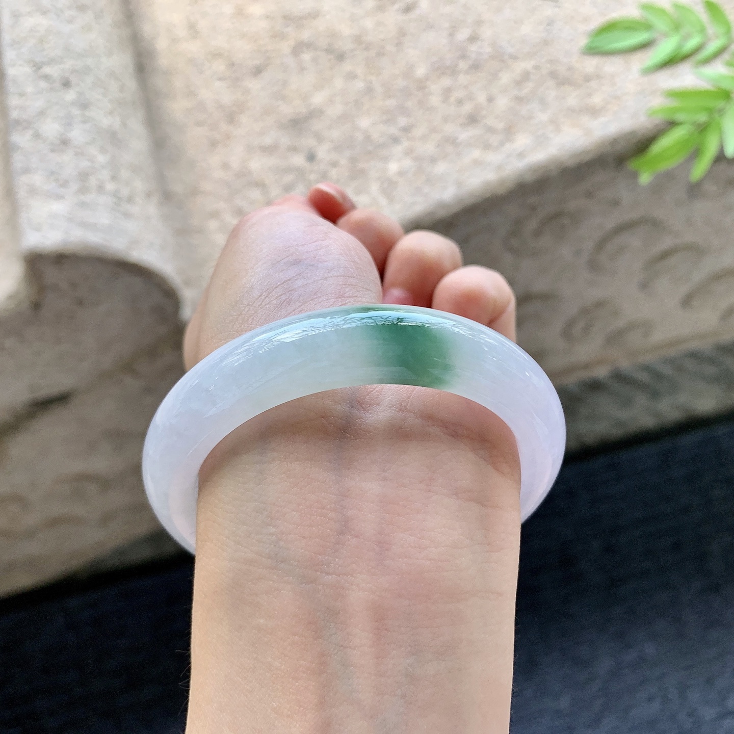 正圈53 54【圈口】54.5/12.5/8.8【编码】FL072578【描述】粉紫飘绿，水润，种老，细腻，打灯有絮线