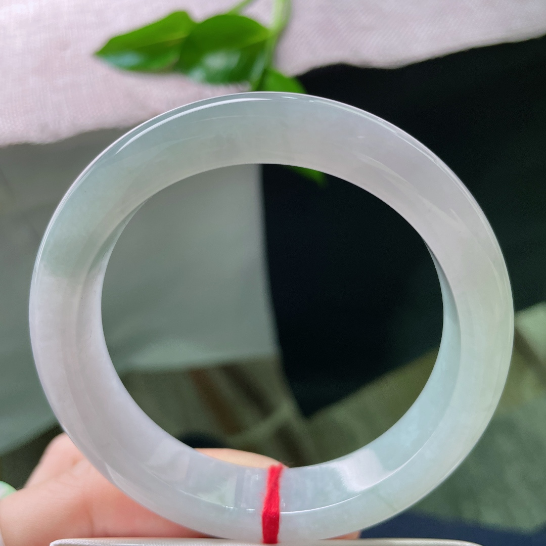57.4/12.8/9.2，浅绿底正圈，肉质细腻干净，淡雅清纯，既有内涵又不失单调。无裂，ss550