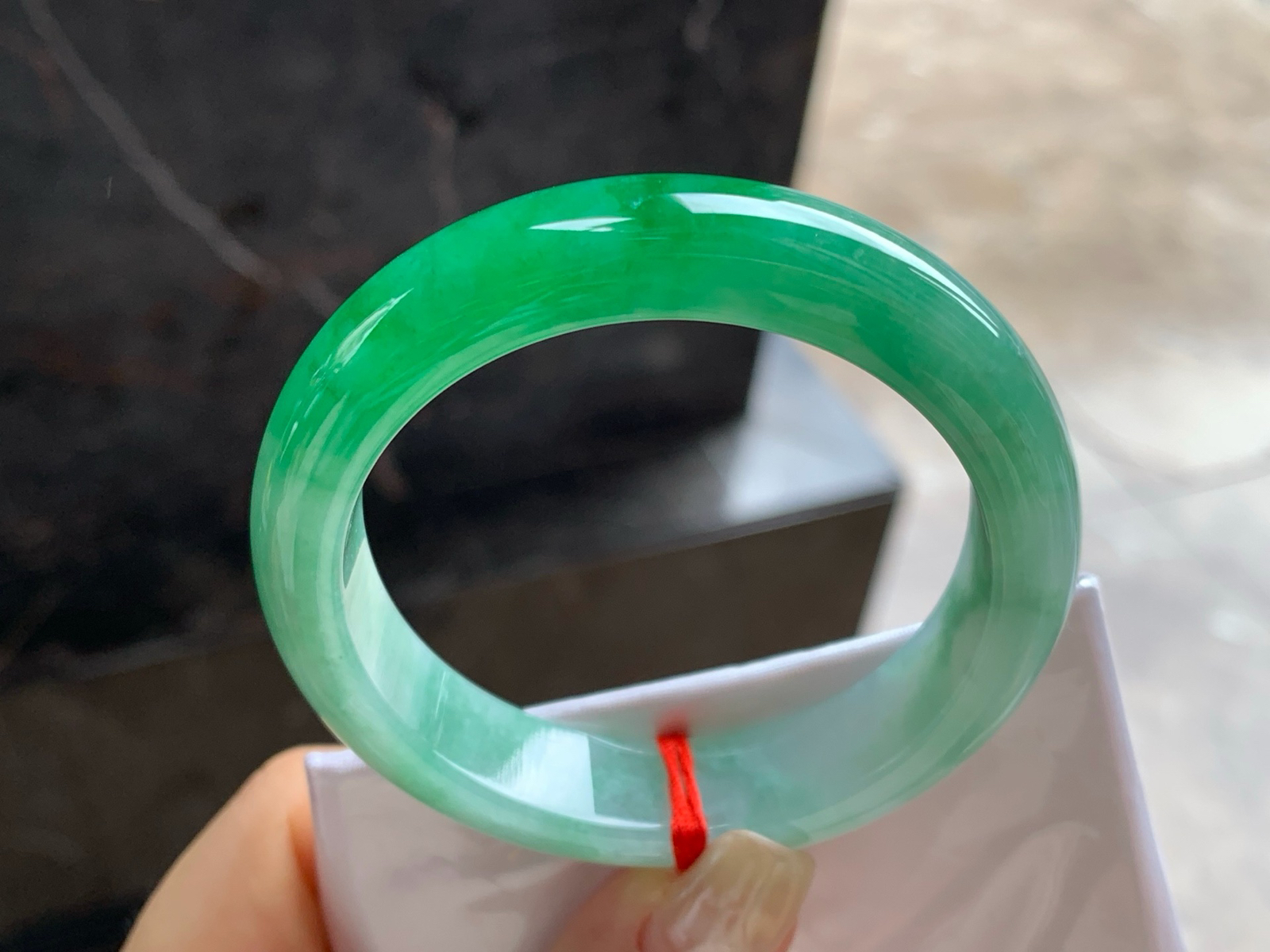 50.5-12.4-8
辣绿色手镯^_^底子细腻 绿色浓郁大气