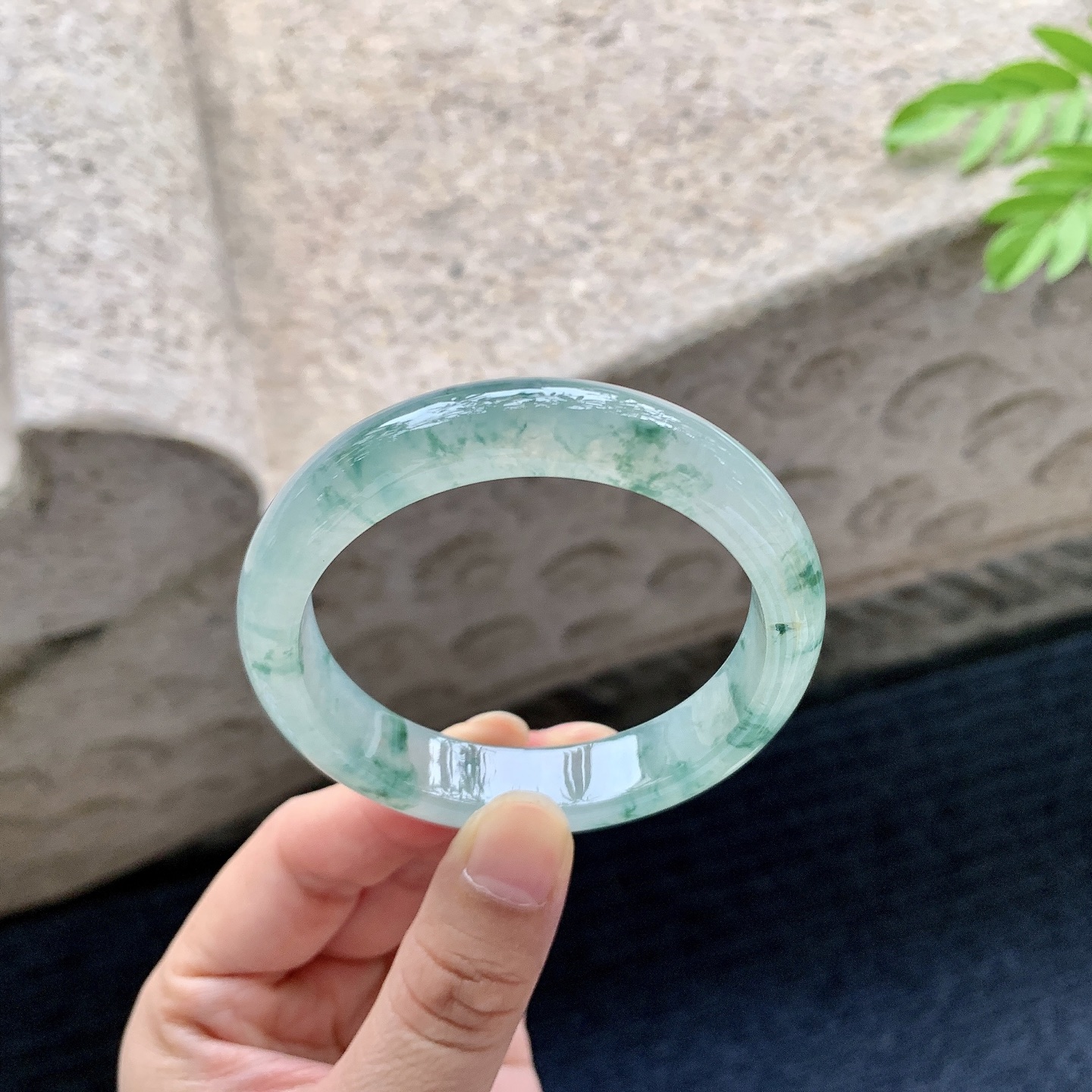 正圈 52 52【圈口】52.4/11.8/7.5【编码】T1072714【描述】冰糯飘花，水润，种老，细腻，打灯有棉线