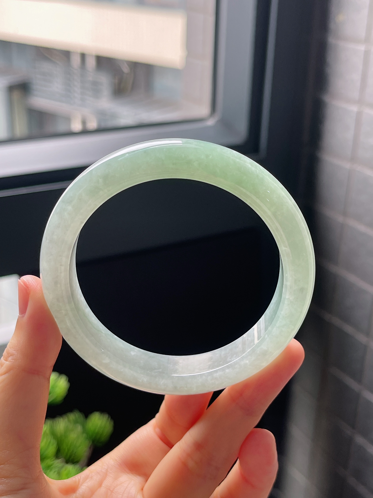 圈口58.5，冰糯种浅绿色翡翠正圈手镯