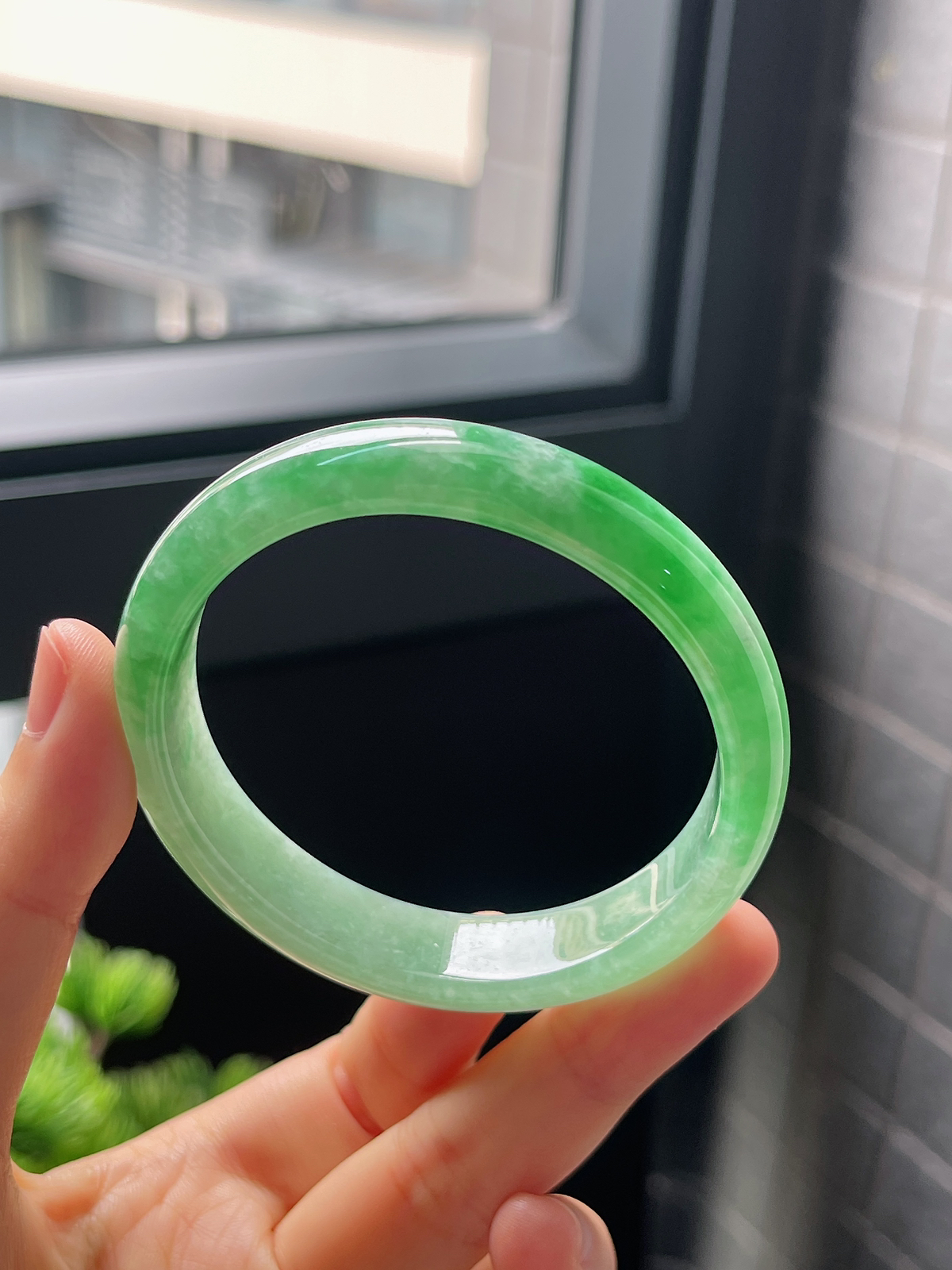 贵妃圈口54，糯化种阳绿飘花翡翠贵妃手镯