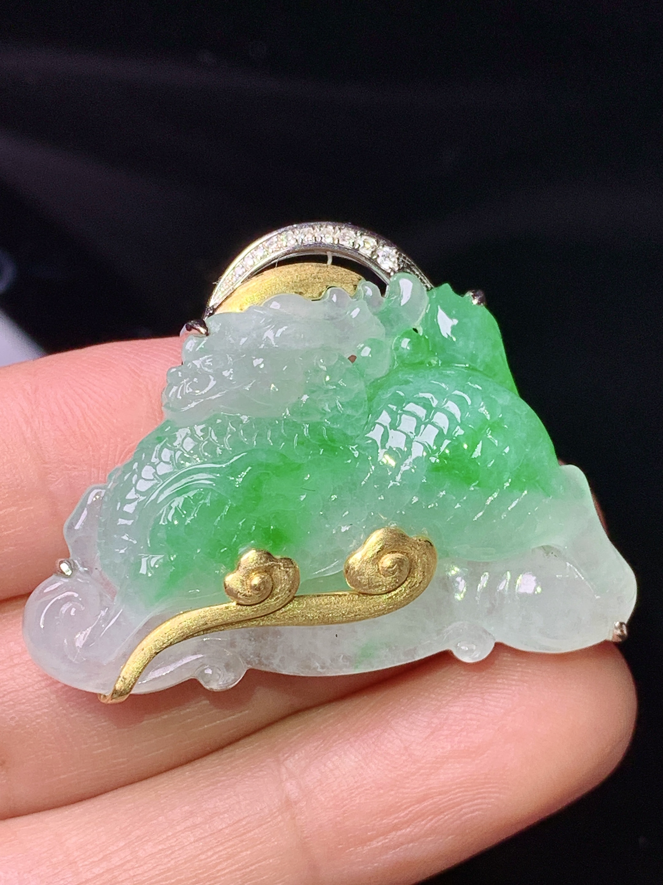 18k金钻镶嵌飘绿龙吊坠 玉质细腻 色泽艳丽清新 水润亮眼 整体尺寸28.7*37.8*9.2 a3