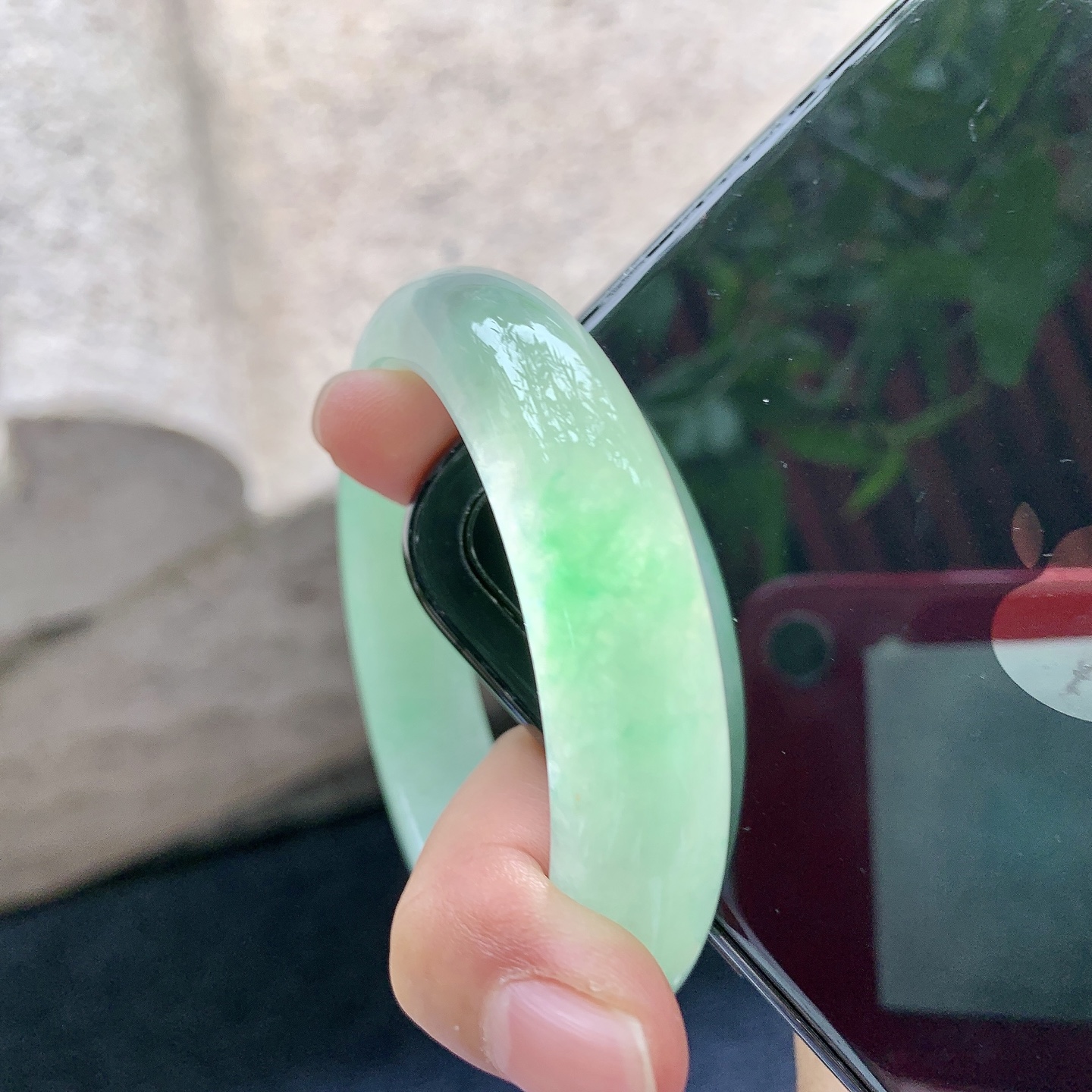 正圈 圈口52.2/12.6/8.2 编码WW072822 描述糯冰飘绿，水润，种老，细腻，打灯有絮线
