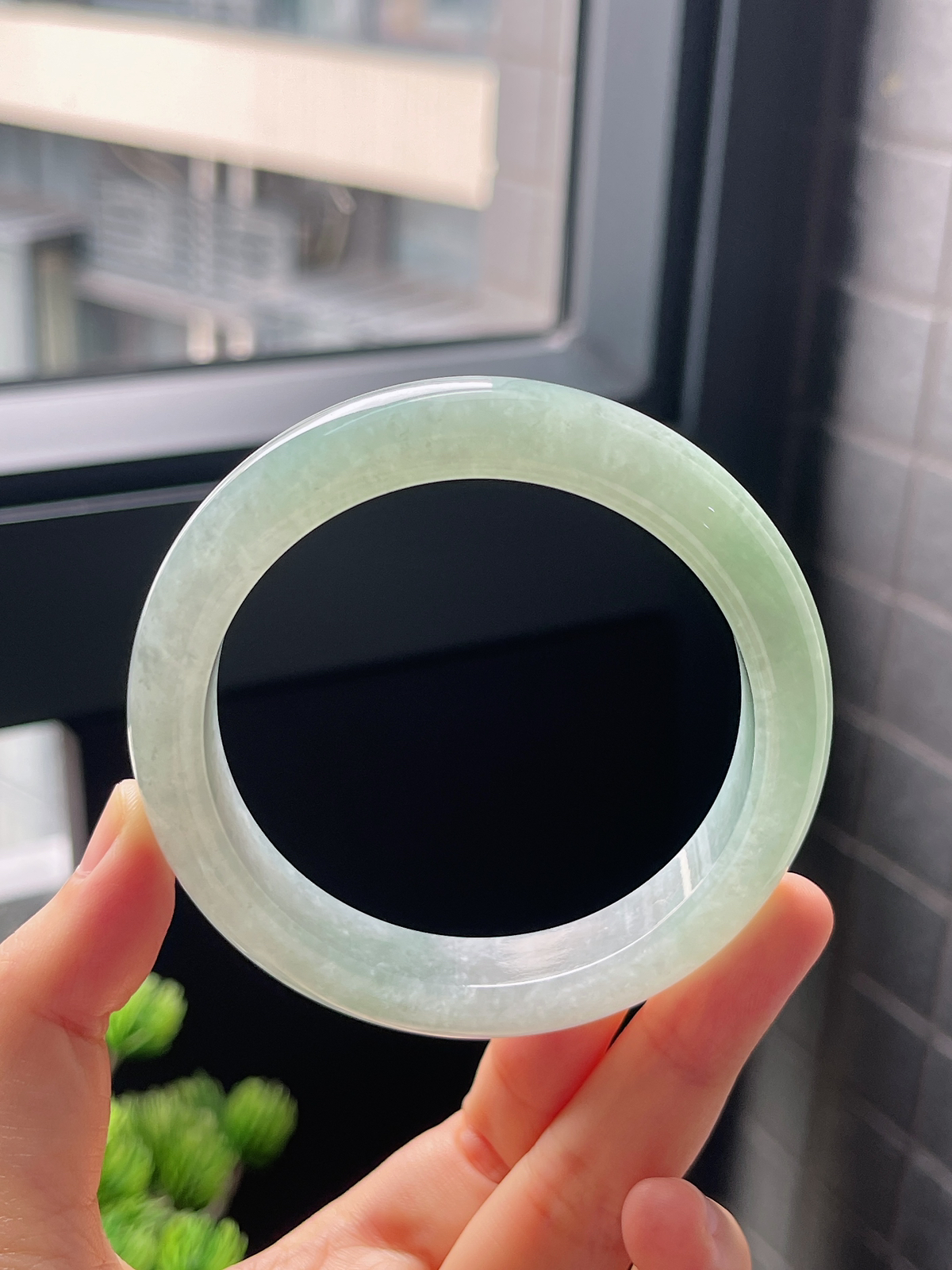 圈口58.5，冰糯种浅绿色翡翠正圈手镯
