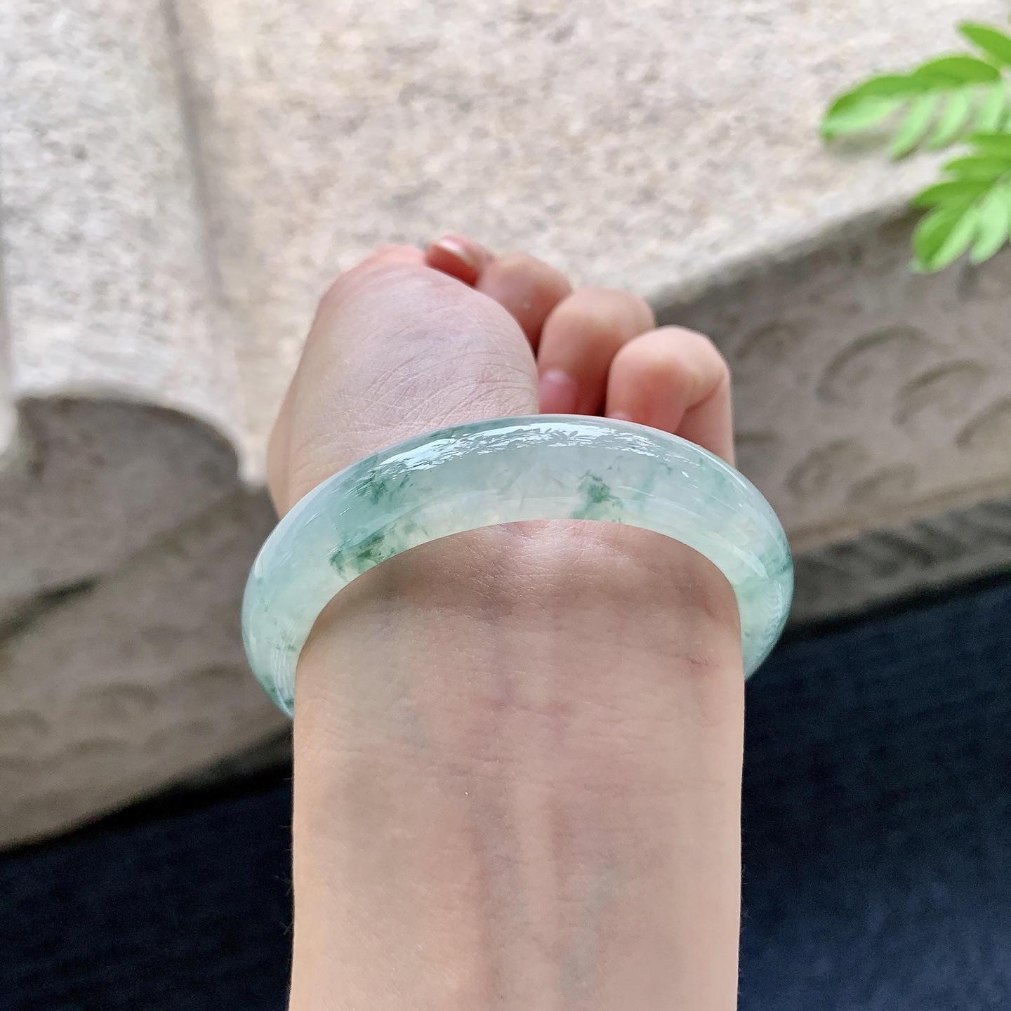 正圈 52 52【圈口】52.4/11.8/7.5【编码】T1072714【描述】冰糯飘花，水润，种老，细腻，打灯有棉线