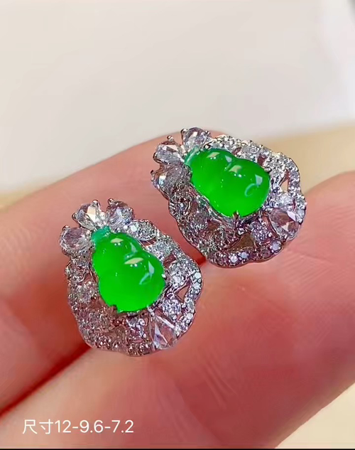 18k金+钻玻璃种阳绿葫芦耳钉，饱满色满上档次，性比高，实物更漂亮，无裂，12-9.6-7.2