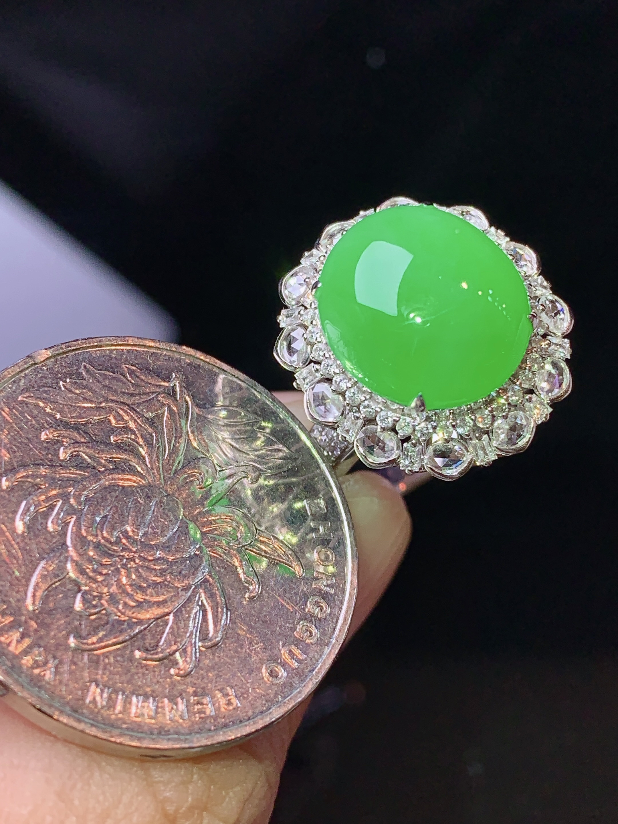 18k金钻镶嵌冰阳绿蛋面戒指 玉质细腻 色泽艳丽清新 水润亮眼 圈口13.5 整体尺寸18.2*16.6*12.8 k1