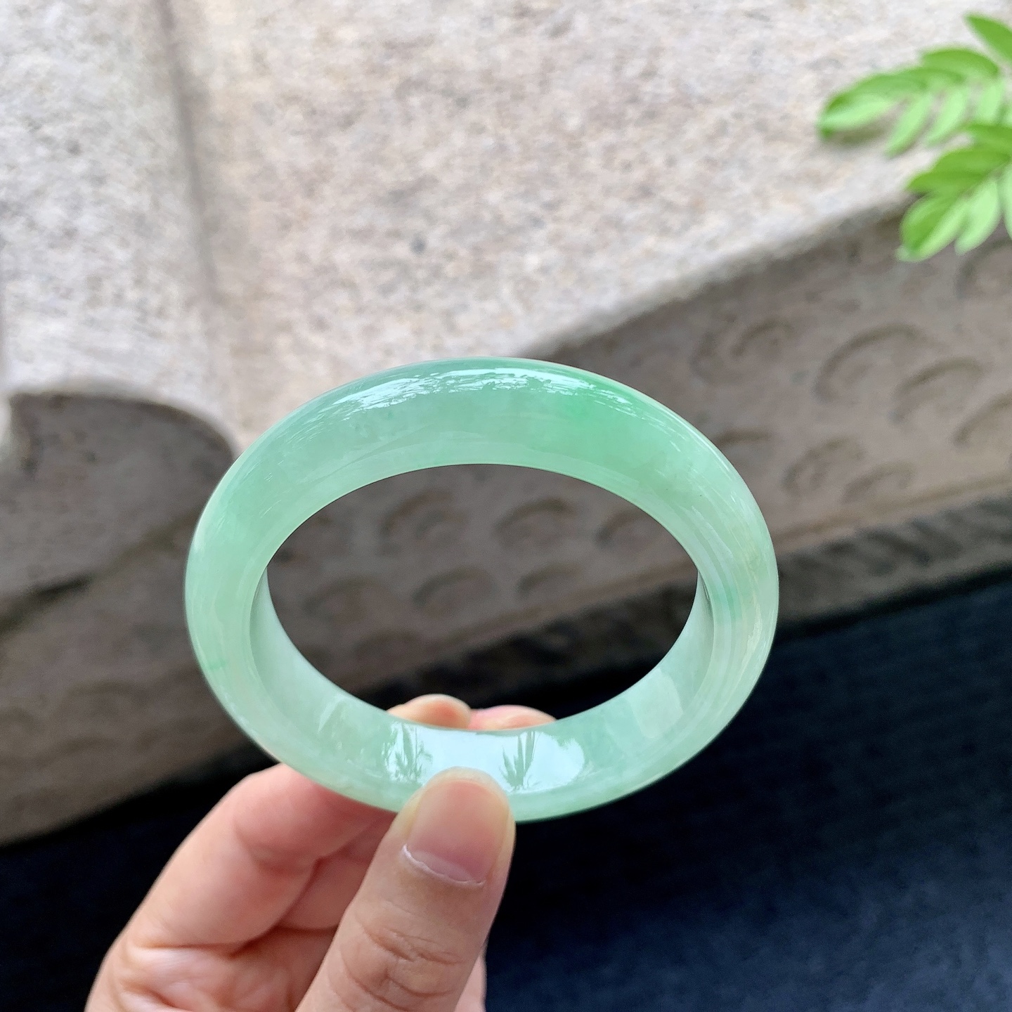 正圈 圈口52.2/12.6/8.2 编码WW072822 描述糯冰飘绿，水润，种老，细腻，打灯有絮线